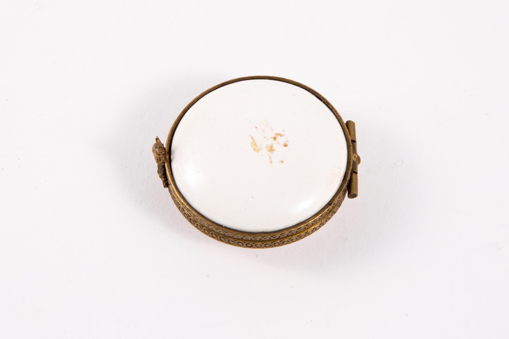 Beige Porcelain Réglisse or Licorice Round Medecine Box For Sale