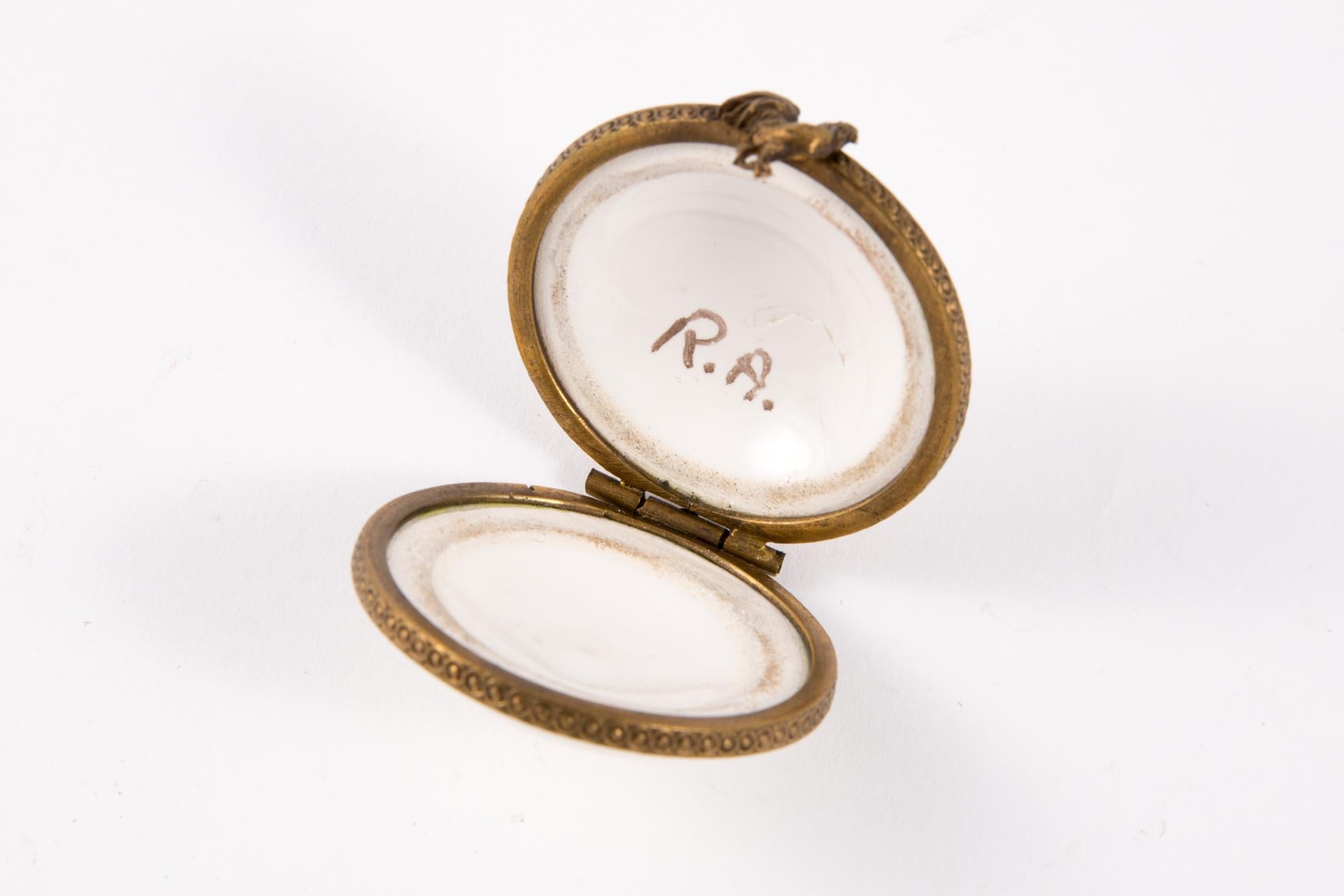 Porcelain Réglisse or Licorice Round Medecine Box In Good Condition For Sale In Paris, FR