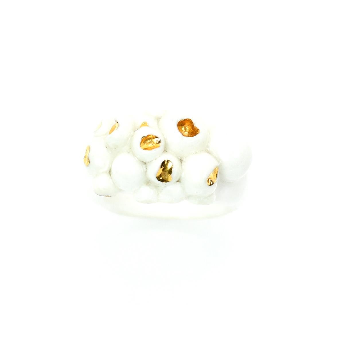 Porcelain  24K gold embellishment  Handmade in London

Indulge in luxury with our FRANCONIA Porcelain Ring. Made from the finest whitest porcelain and adorned with 24k gold, this ring is a wearable work of art that evokes the fluidity of water