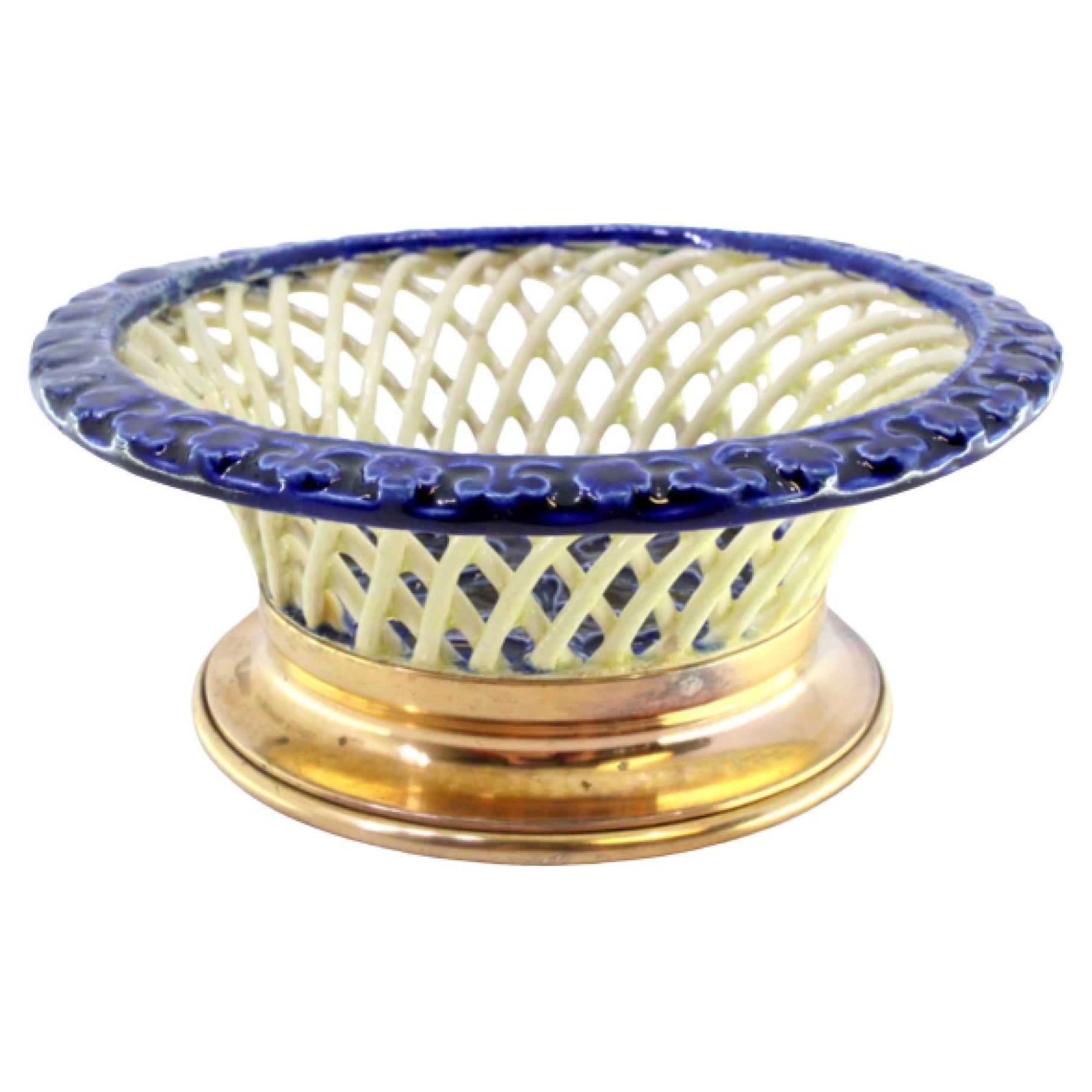 Anneau en porcelaine bleu et crème avec base circulaire en argent doré en vente