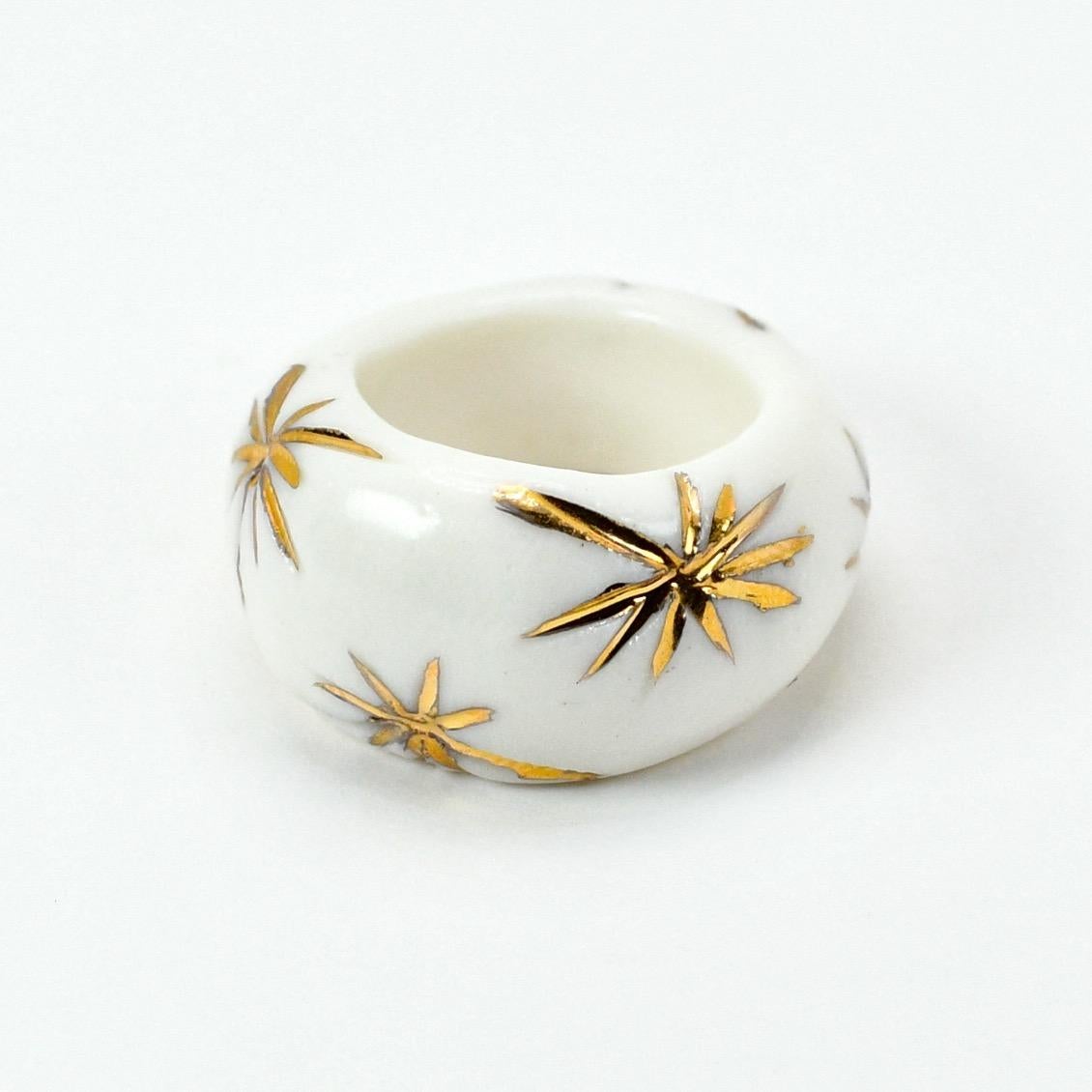 Porcelain Ring with Golden Stars In New Condition For Sale In London, GB