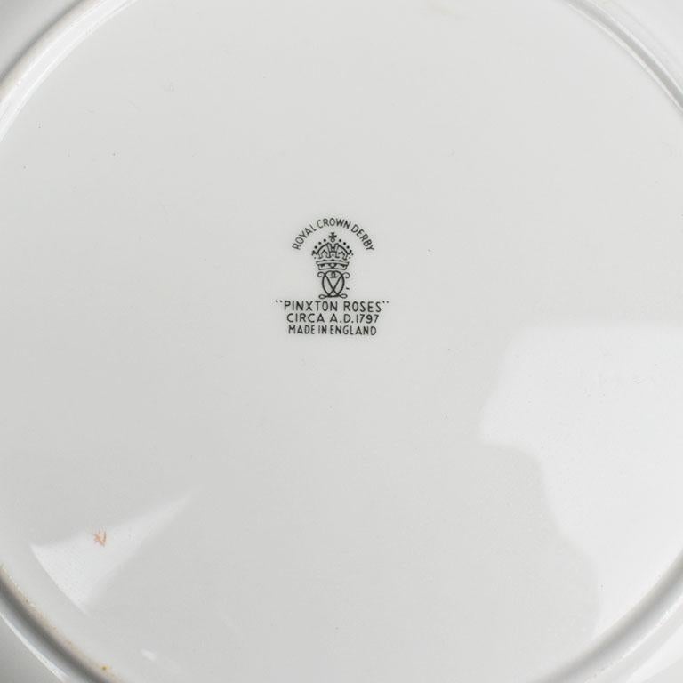 Grazioso piatto bianco di Royal Crown Derby con rose rosa e bordi dipinti in oro su sfondo bianco.

Contrassegnato in basso con

Royal Crown Derby
