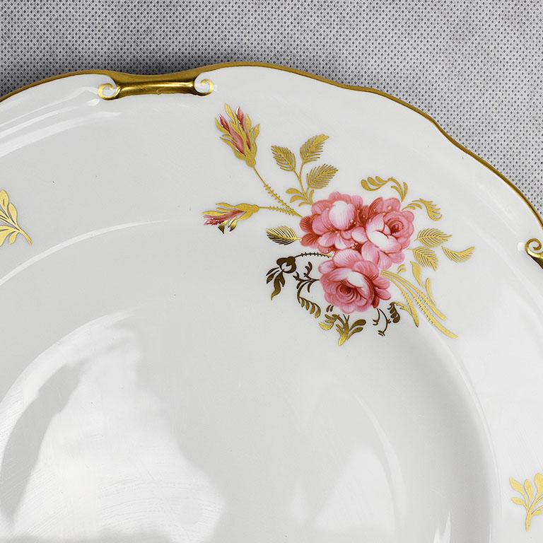 Napoléon III Assiette en porcelaine Royal Crown Derby à motif de roses de Pinxton, années 1940 en vente