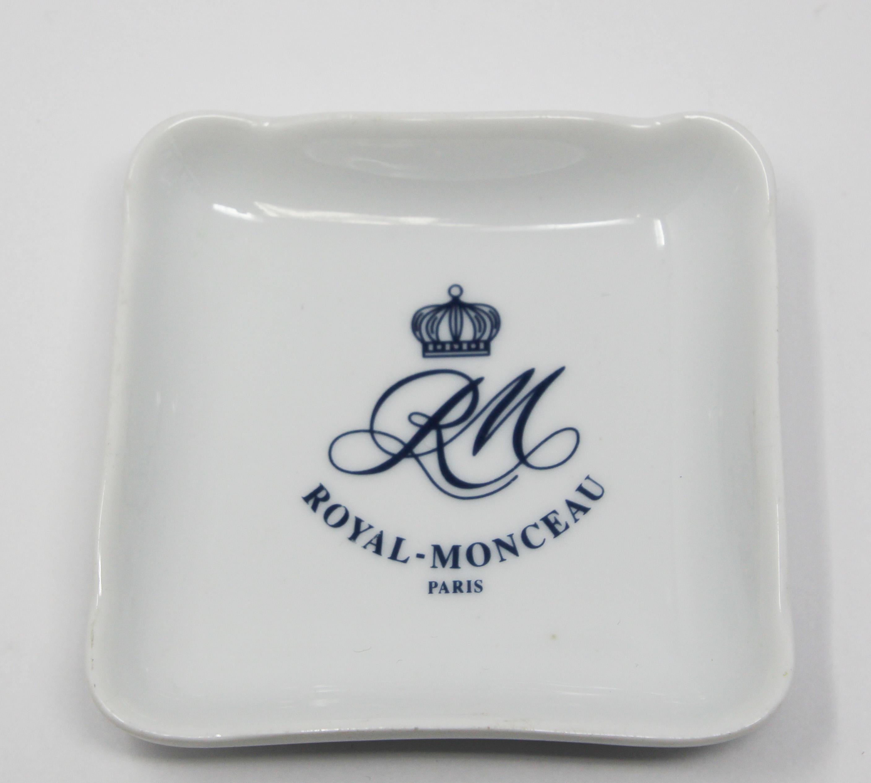 Set of two porcelain Royal Monceau ashtray.
Use it as an ashtray, vide poche or decorative collector item.
Vintage French ceramic catchall dishes from the 