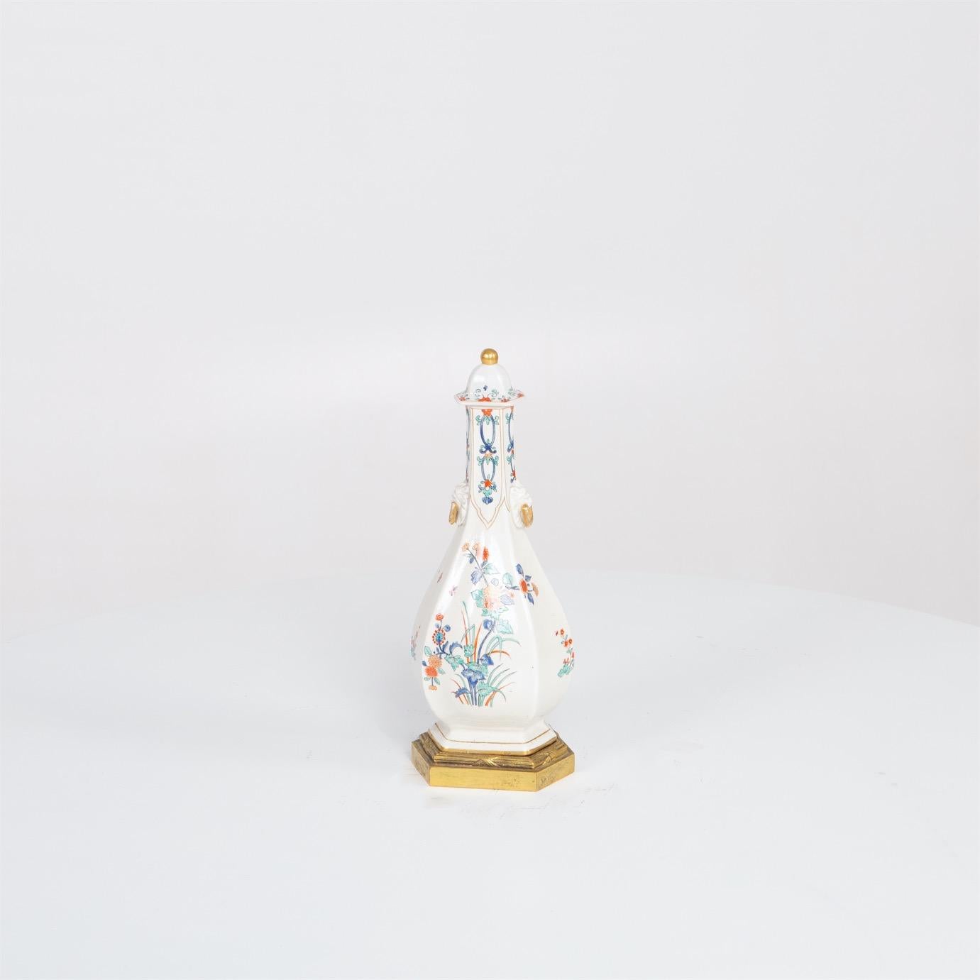 Porcelain Sake Bottle, Probably Chantilly, France, 18th Century In Good Condition In Greding, DE