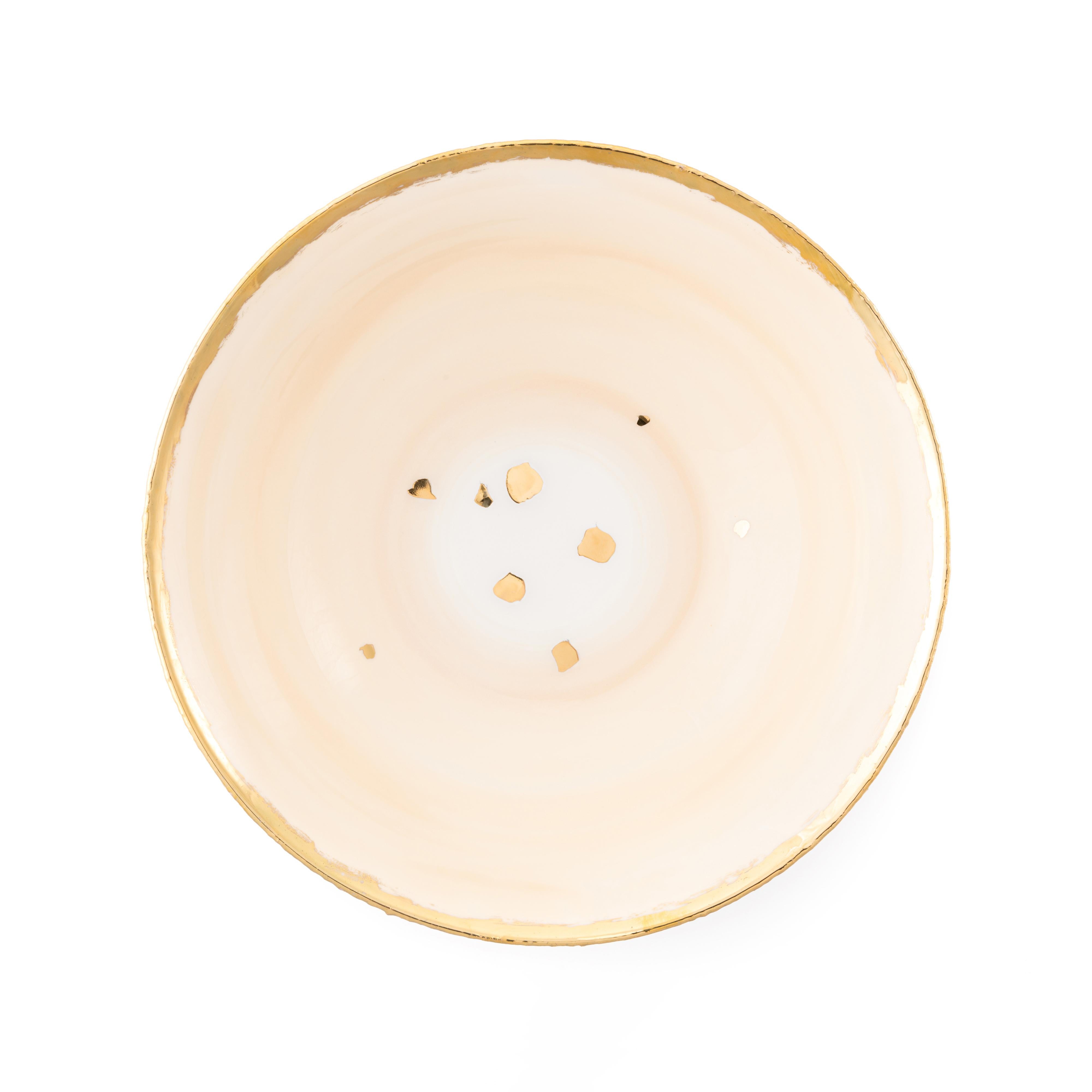 Michelangelo Bianco is an elegant tableware ideally suited for formal occasions and intimate events. Plates are decorated with a light beige enamel at the center. They feature a new, exclusive golden edge with a precious, slightly rough feeling at