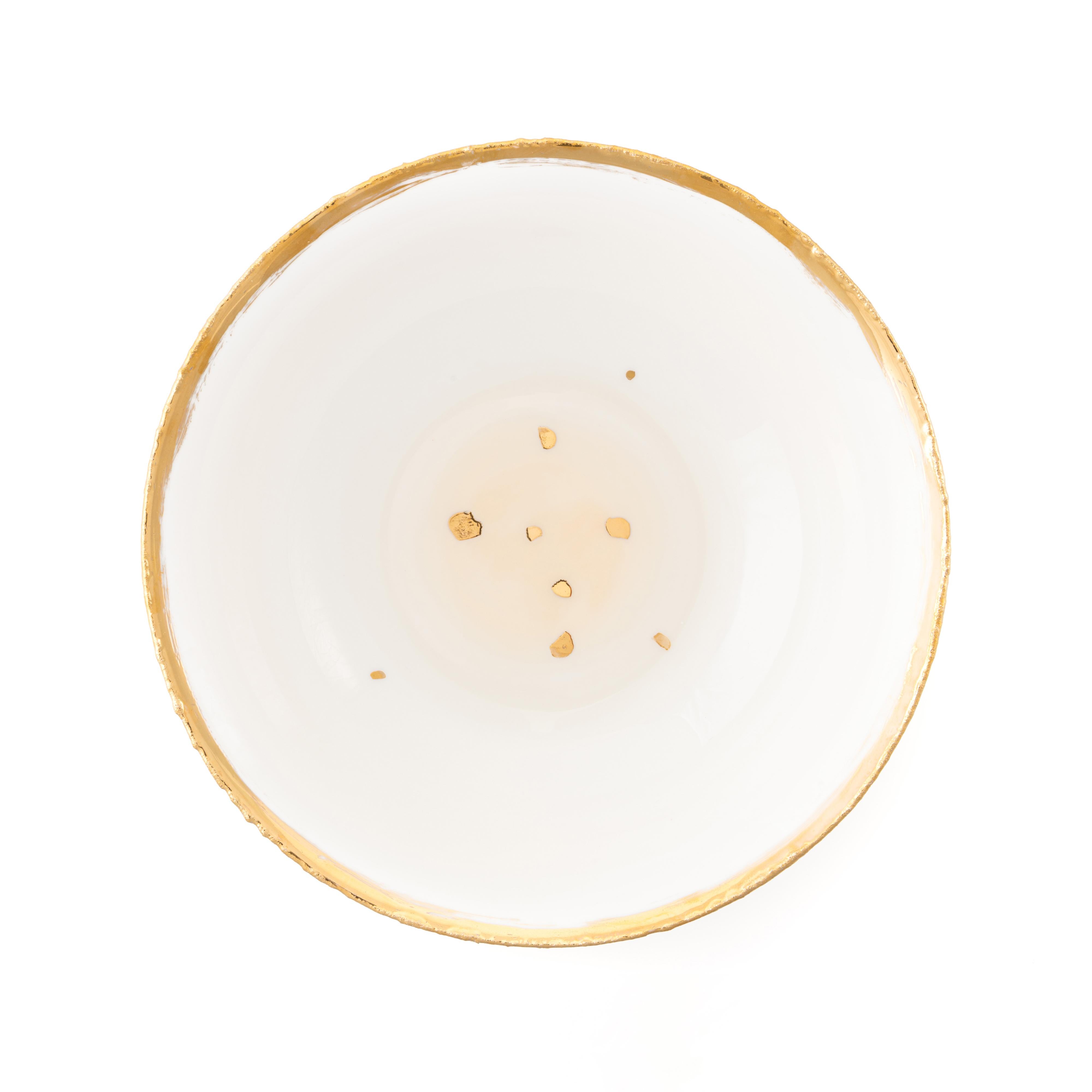 Michelangelo Bianco is an elegant tableware ideally suited for formal occasions and intimate events. Plates are decorated with a light beige enamel at the center. They feature a new, exclusive golden edge with a precious, slightly rough feeling at