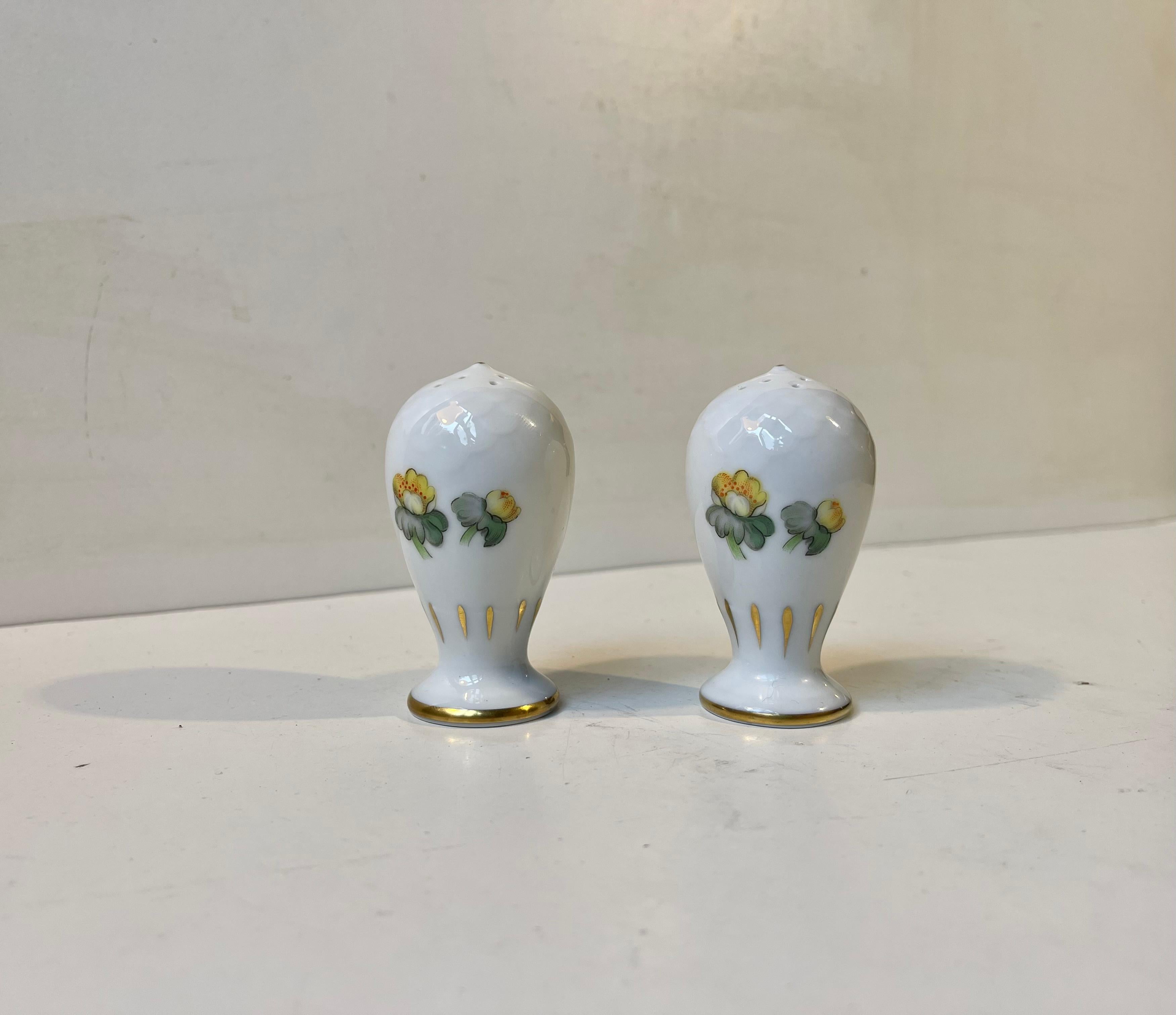 A organically shaped set of porcelain shakers called Erantis or Errant by Bing & Grondahl, Denmark. They feature Hand-painted errant flowers and gold glaze. Fully marked, original and intact - clean conditions. Measurements: H: 7.5 cm, D: 4 cm. The