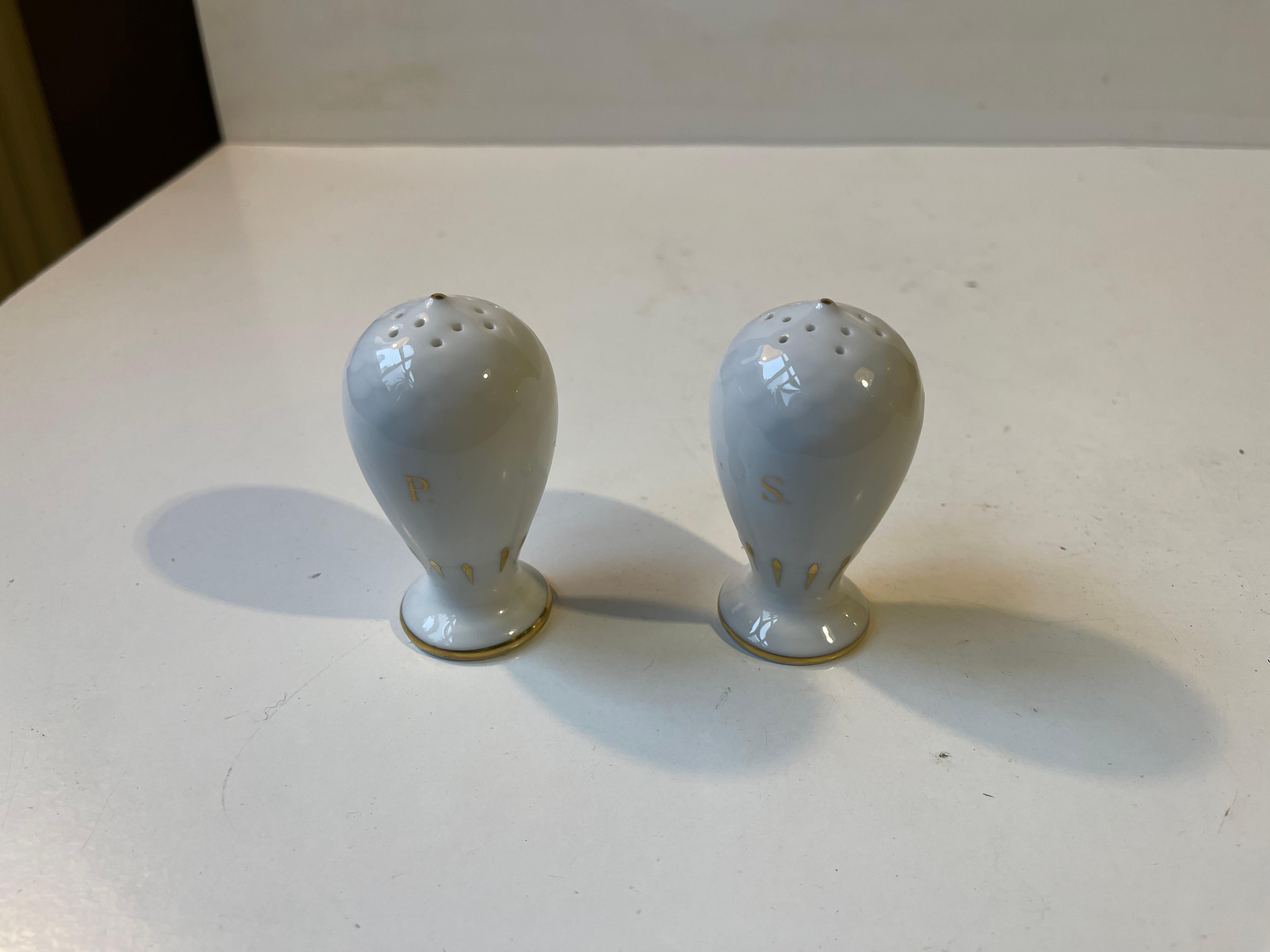 Peint à la main Salière et poivrière en porcelaine avec Errants peints à la main par Bing & Grondahl en vente