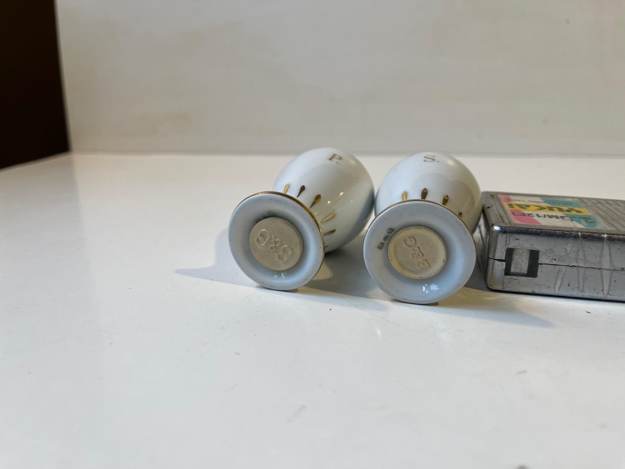 Salière et poivrière en porcelaine avec Errants peints à la main par Bing & Grondahl Bon état - En vente à Esbjerg, DK