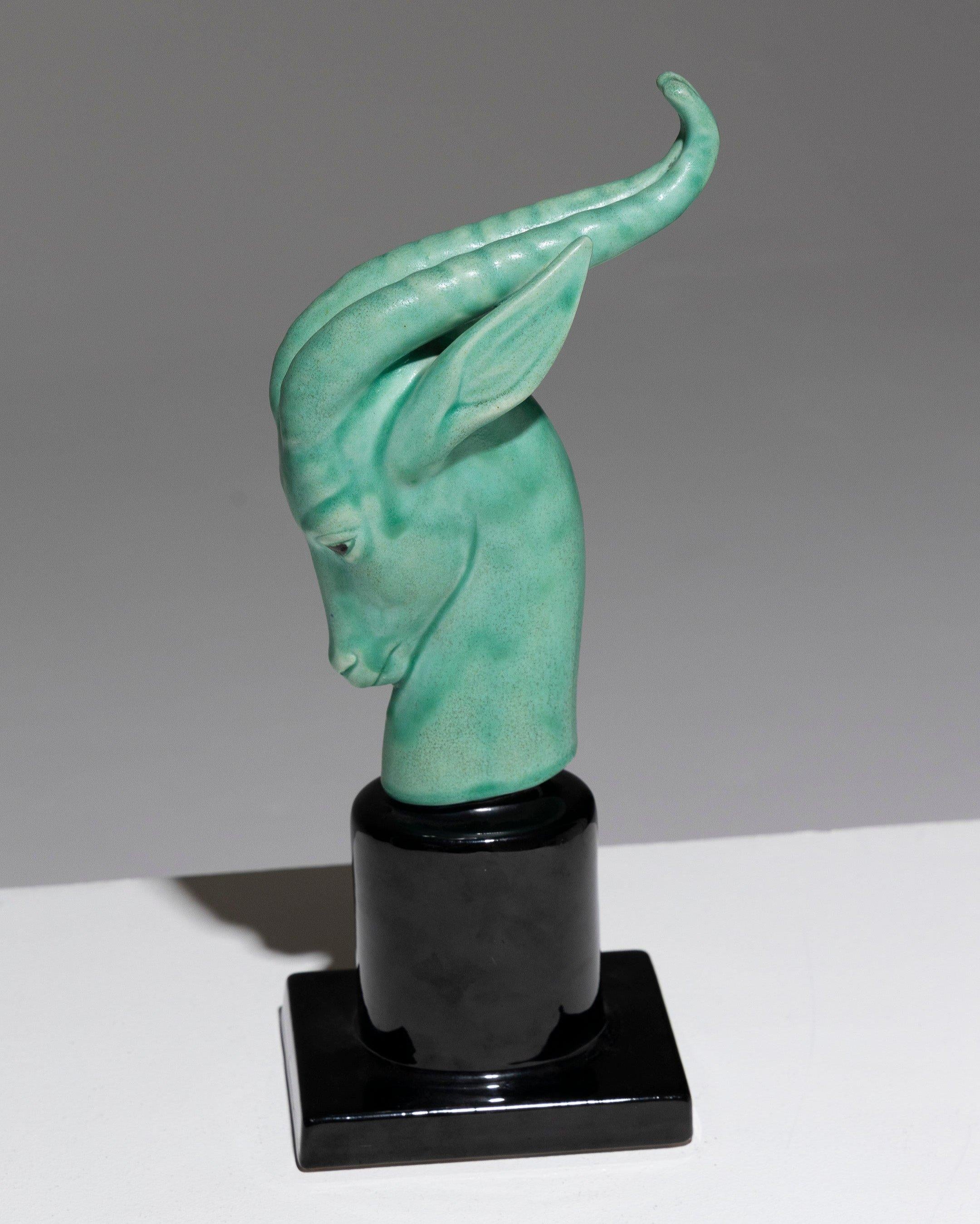 Escultura de cabeza de antílope en porcelana del ceramista francés Paul Milet (1870-1950), década de 1930. De porcelana verde mar sobre base de columna negra. Firmado en la parte inferior. Excelente estado.
DV1552