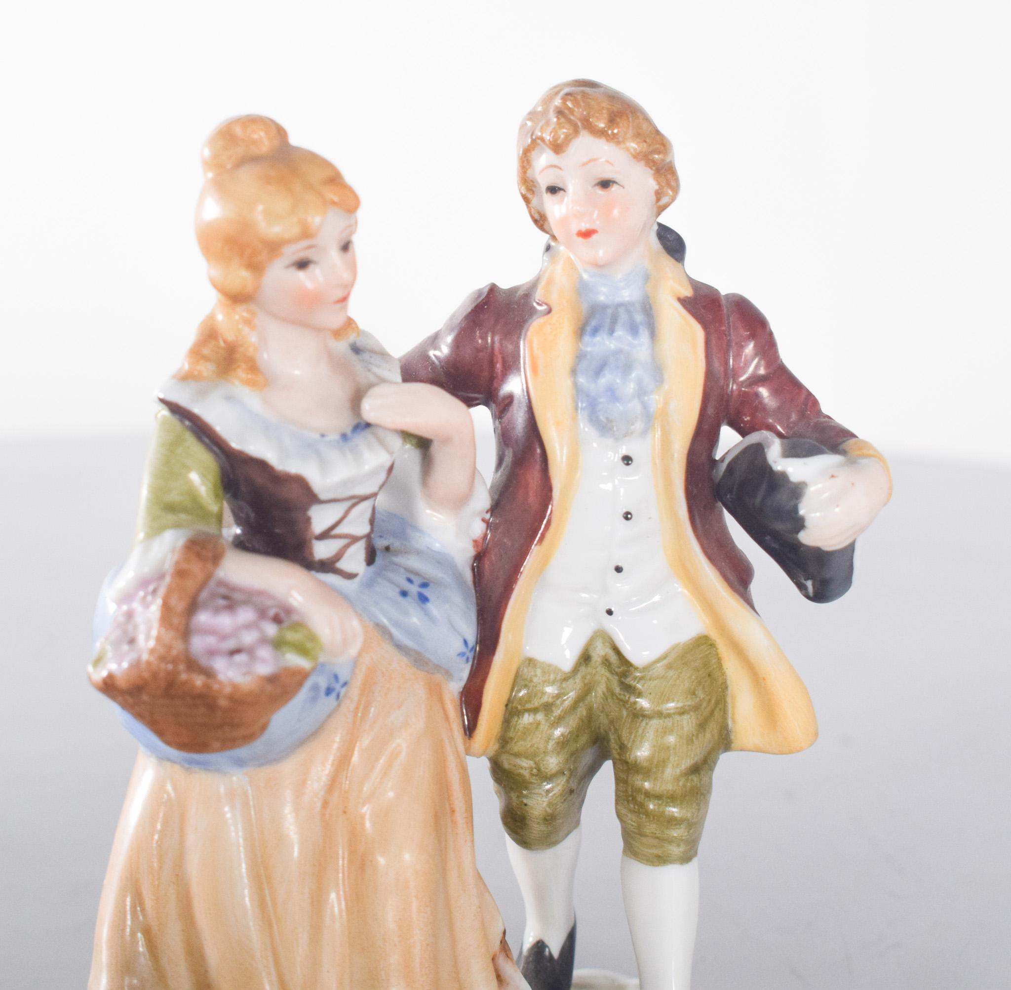 Britannico Scultura in porcellana raffigurante una signora e un gentiluomo in vendita