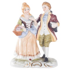Sculpture en porcelaine représentant une dame et un gentleman