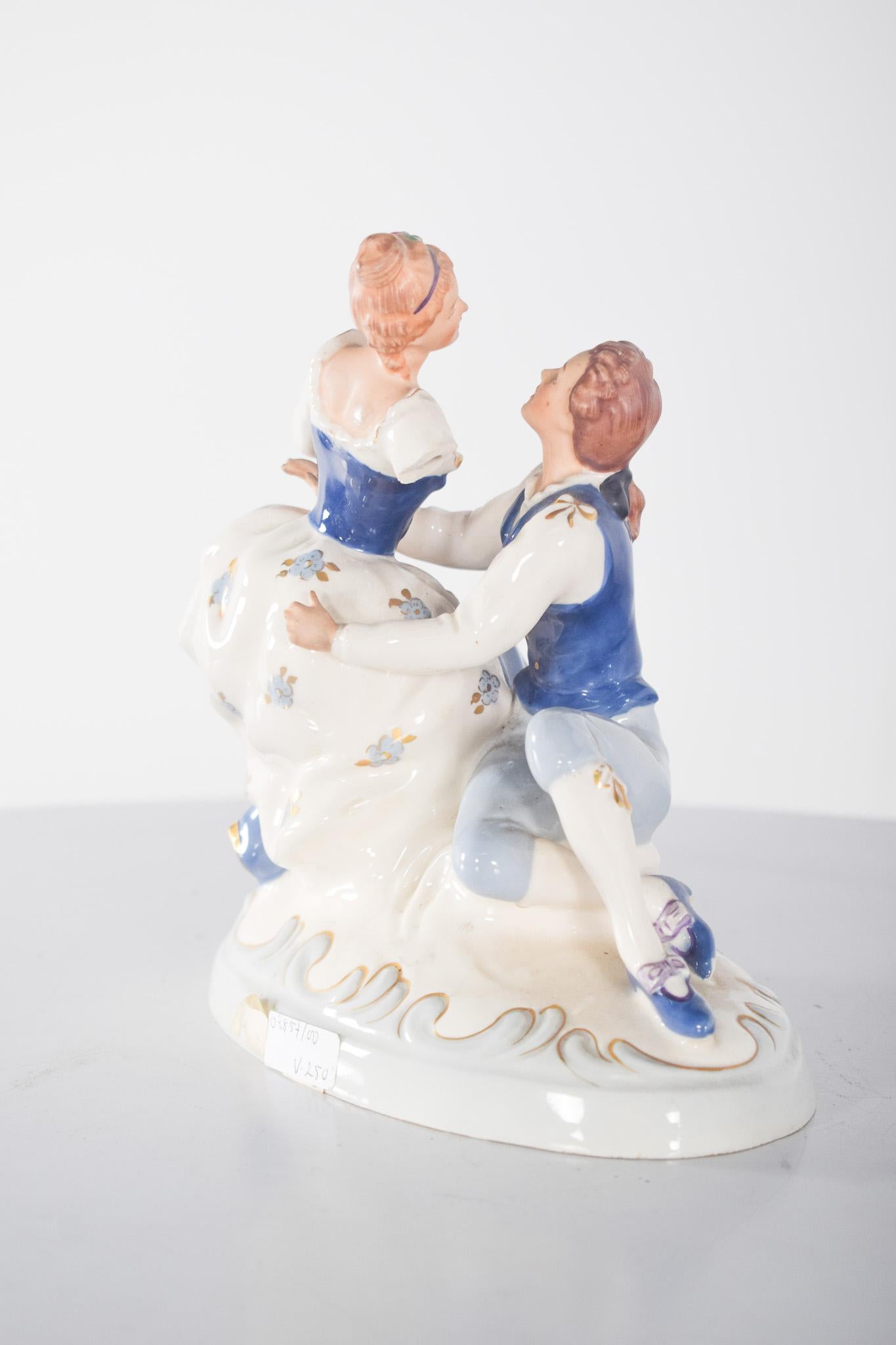 Mid-Century moderno Scultura in porcellana Donna e Gentiluomo seduti in vendita