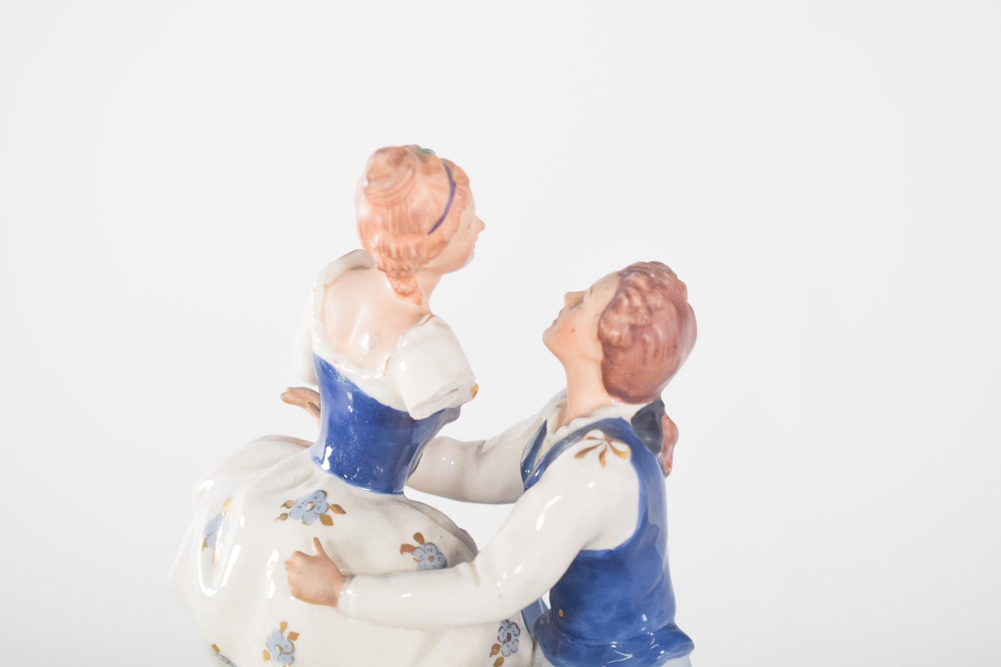 Britannico Scultura in porcellana Donna e Gentiluomo seduti in vendita