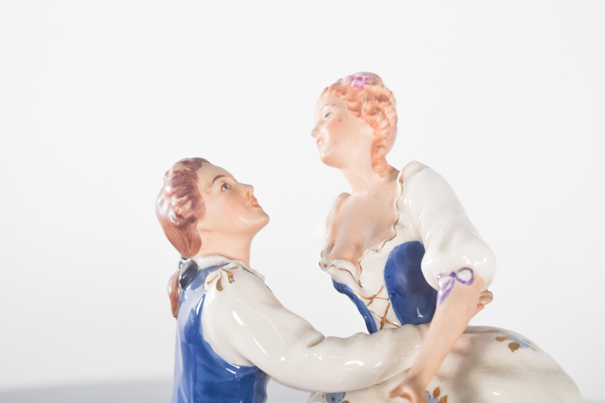 Scultura in porcellana Donna e Gentiluomo seduti In condizioni discrete in vendita a Lisboa, Lisboa