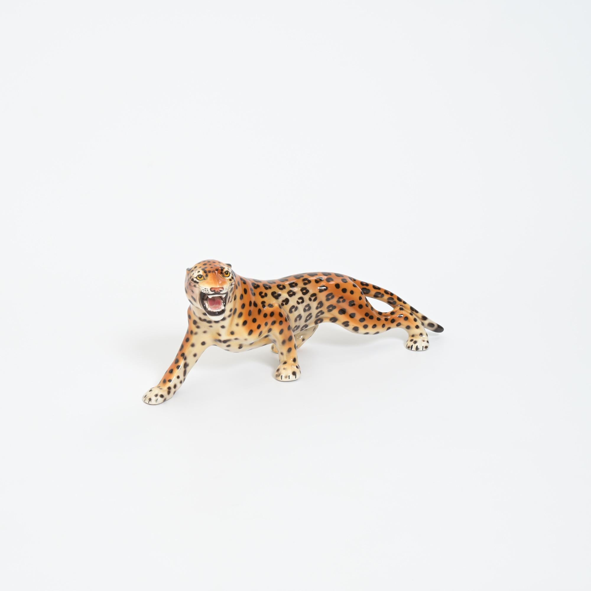 Questa scultura in porcellana raffigurante un leopardo è stata realizzata dall'artista italiano Ronzan. Can è databile agli anni '50.
Giovanni Ronzan e suo fratello fondarono la fabbrica Ronzan intorno agli anni '40, poco dopo aver lasciato il suo