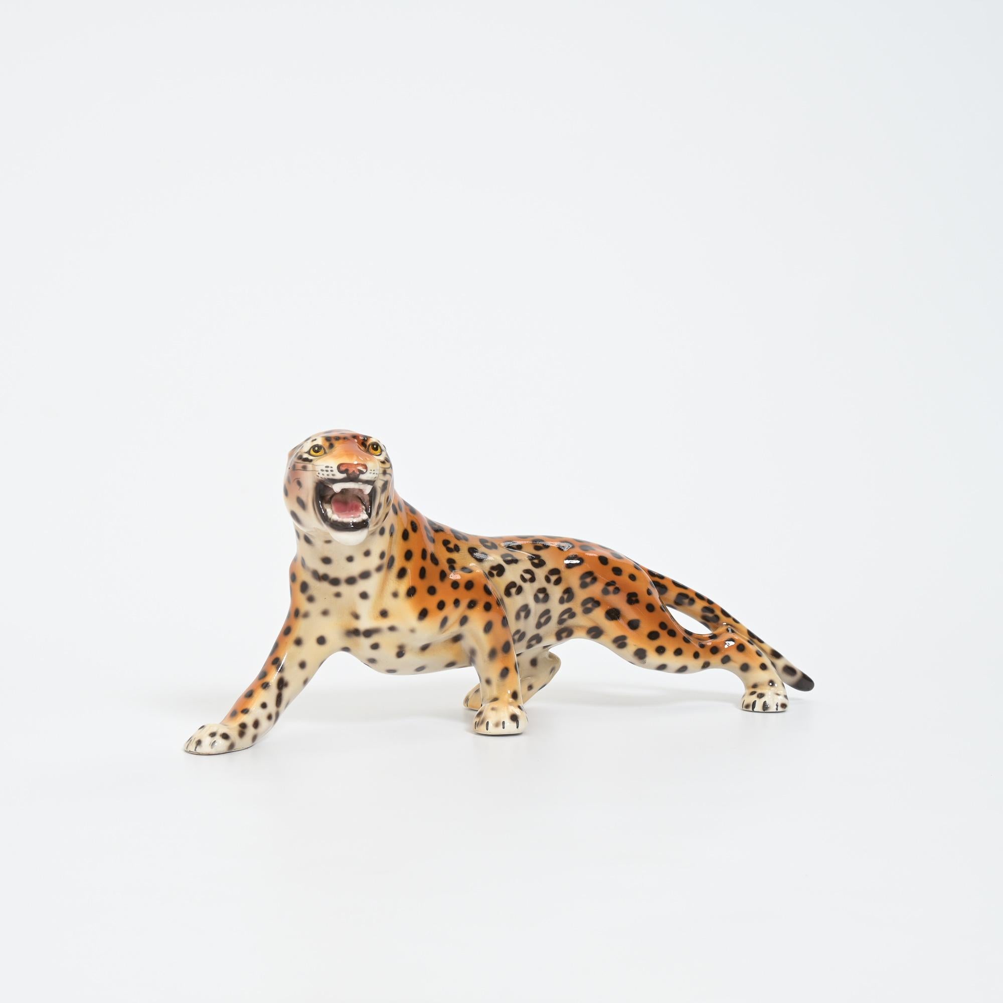 Mid-Century moderno Scultura in porcellana di un leopardo di Ronzan, Italia in vendita