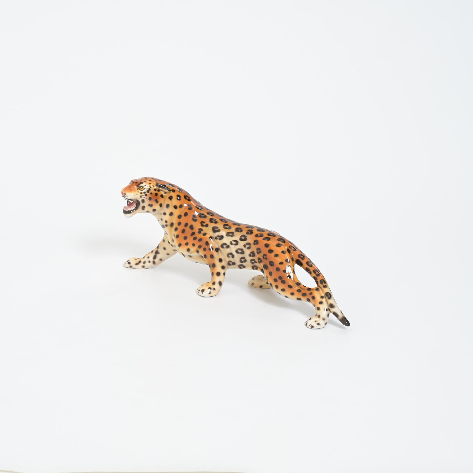 Scultura in porcellana di un leopardo di Ronzan, Italia In condizioni buone in vendita a Vlimmeren, BE