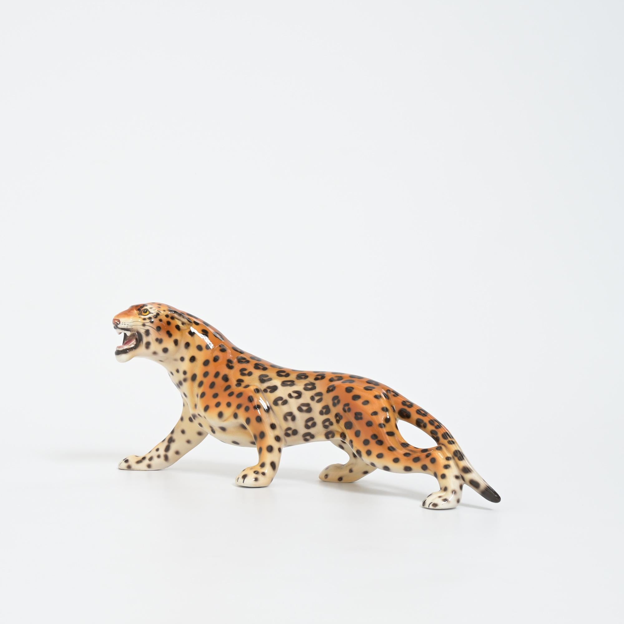 Metà XX secolo Scultura in porcellana di un leopardo di Ronzan, Italia in vendita