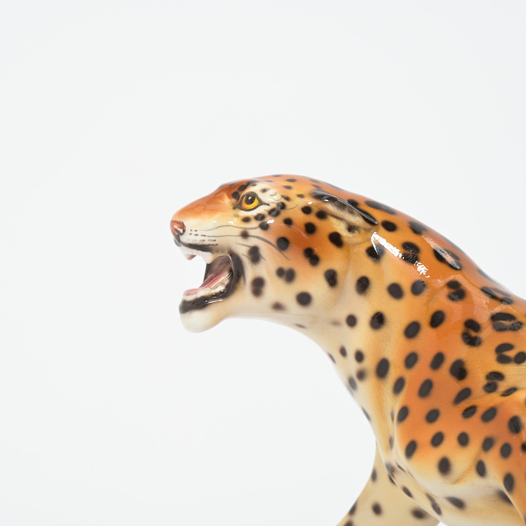 Porcellana Scultura in porcellana di un leopardo di Ronzan, Italia in vendita