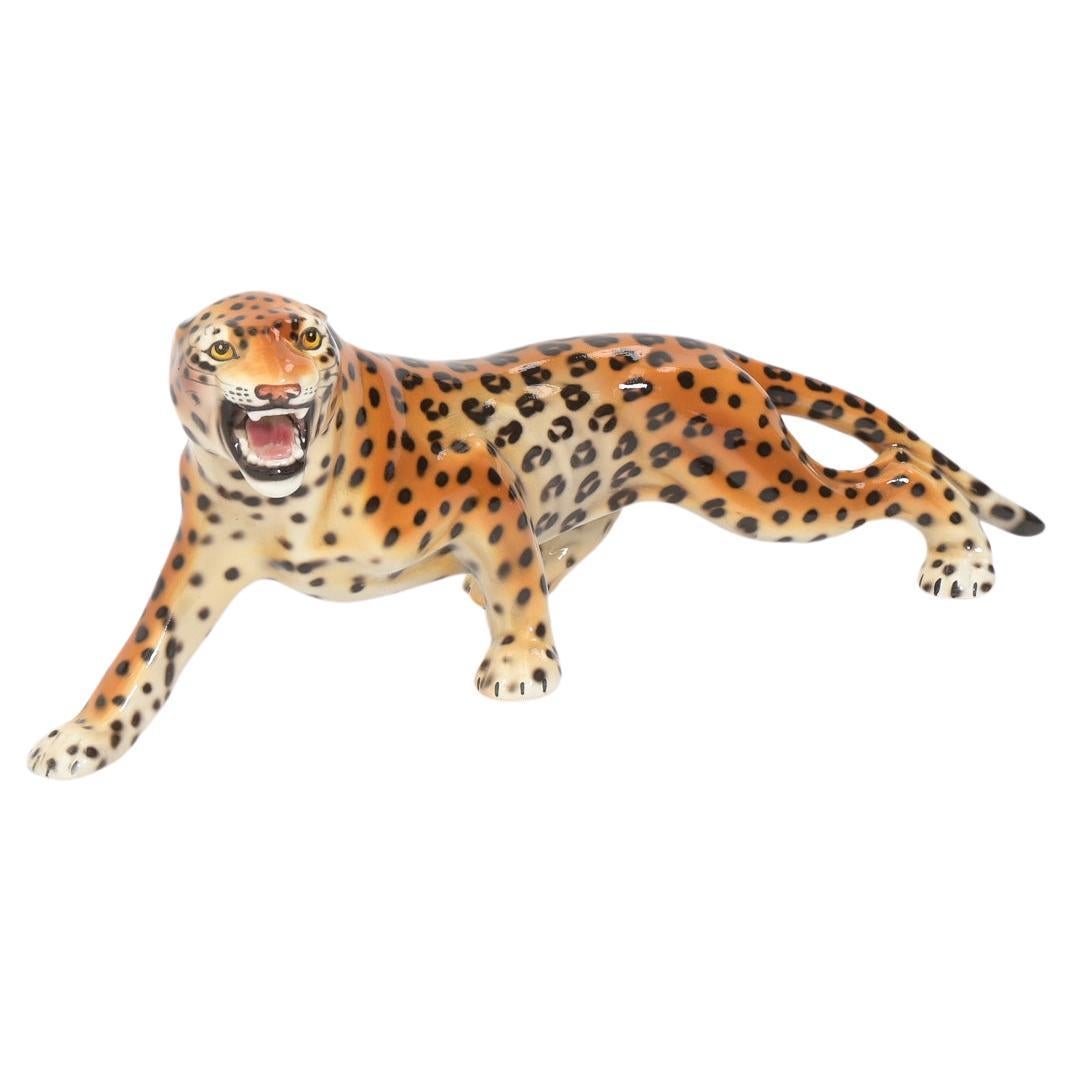 Escultura de porcelana de un leopardo de Ronzan, Italia
