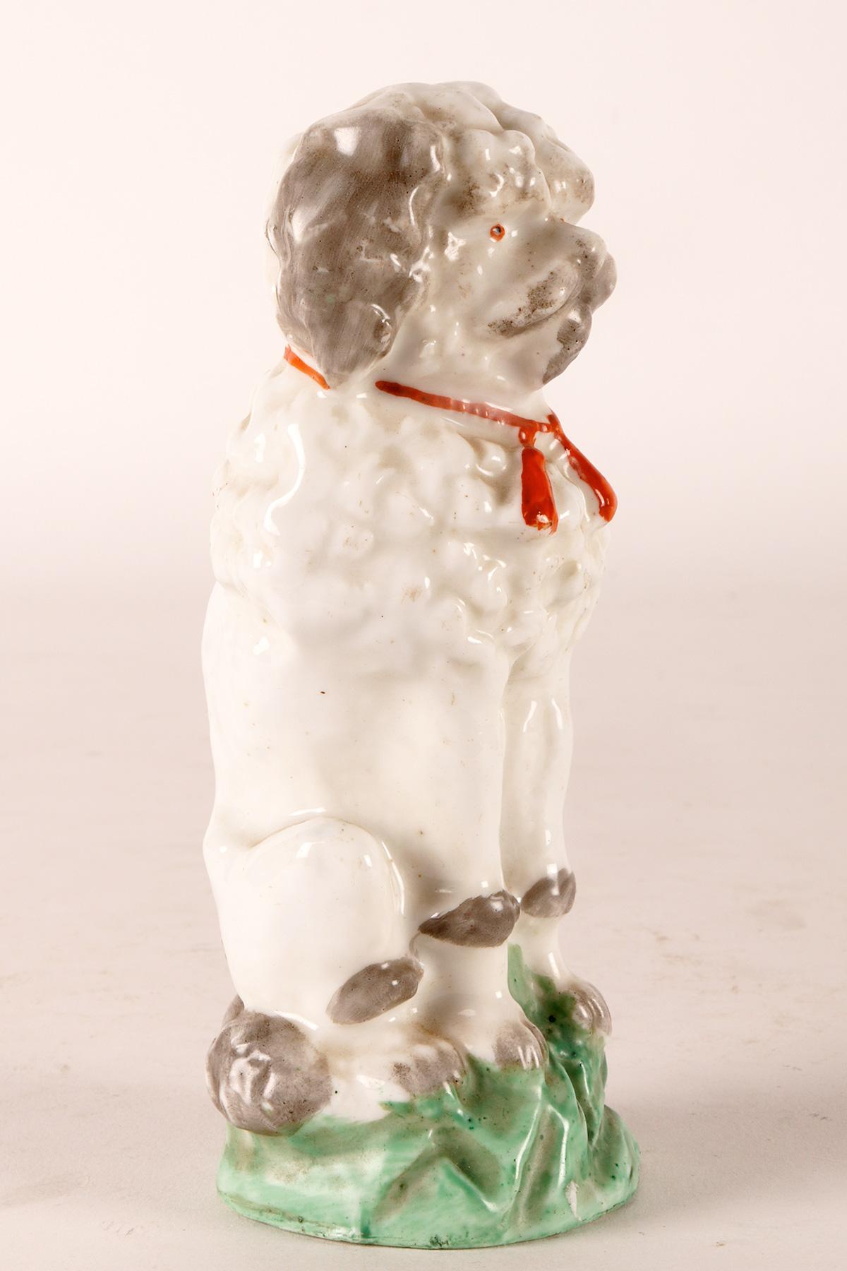 Porzellanskulptur eines Pudelhundes, England 1900.  (Englisch) im Angebot