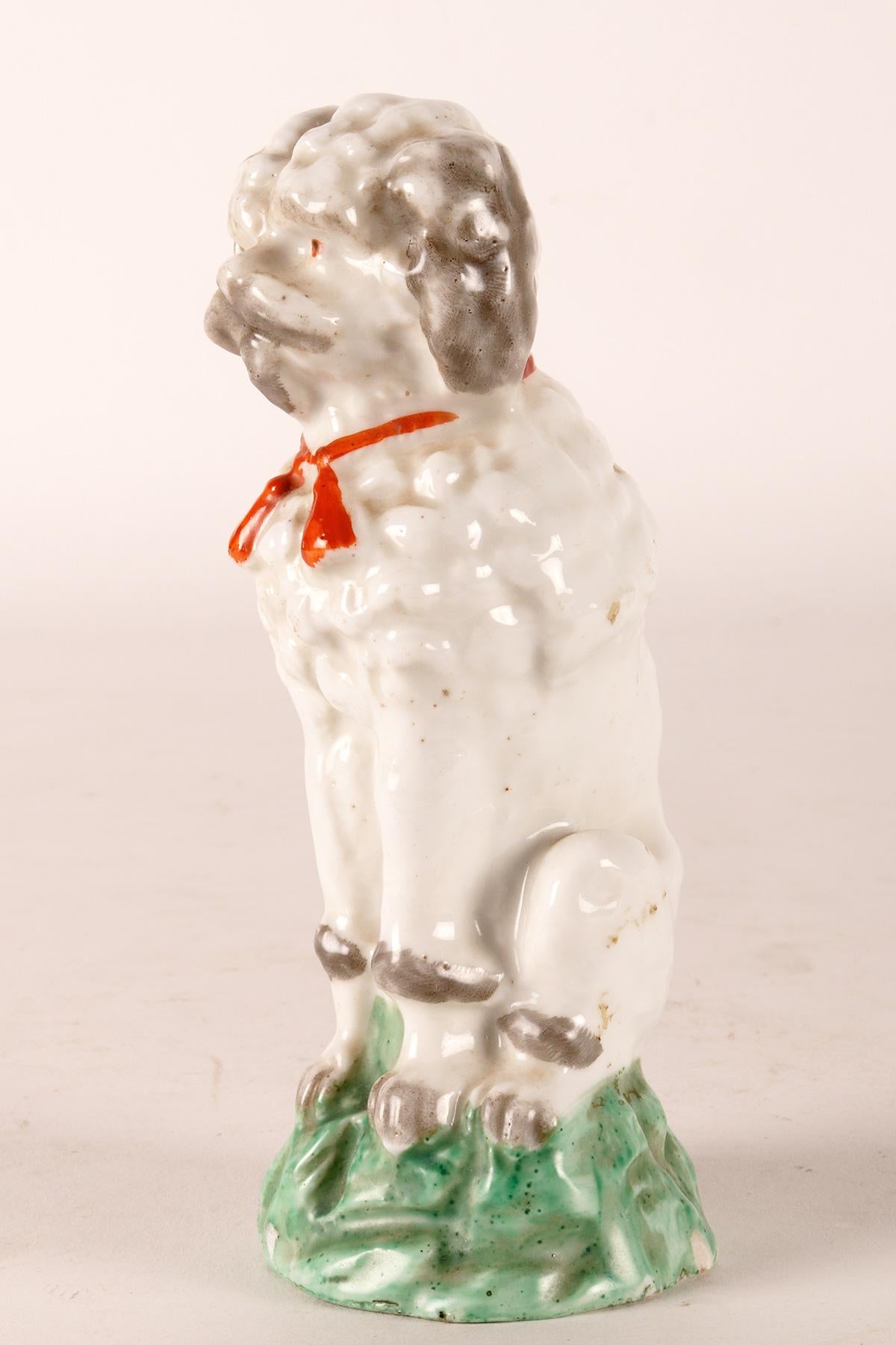 Porcelain sculpture of a Poodle dog, England 1900.  In Good Condition For Sale In Milan, IT