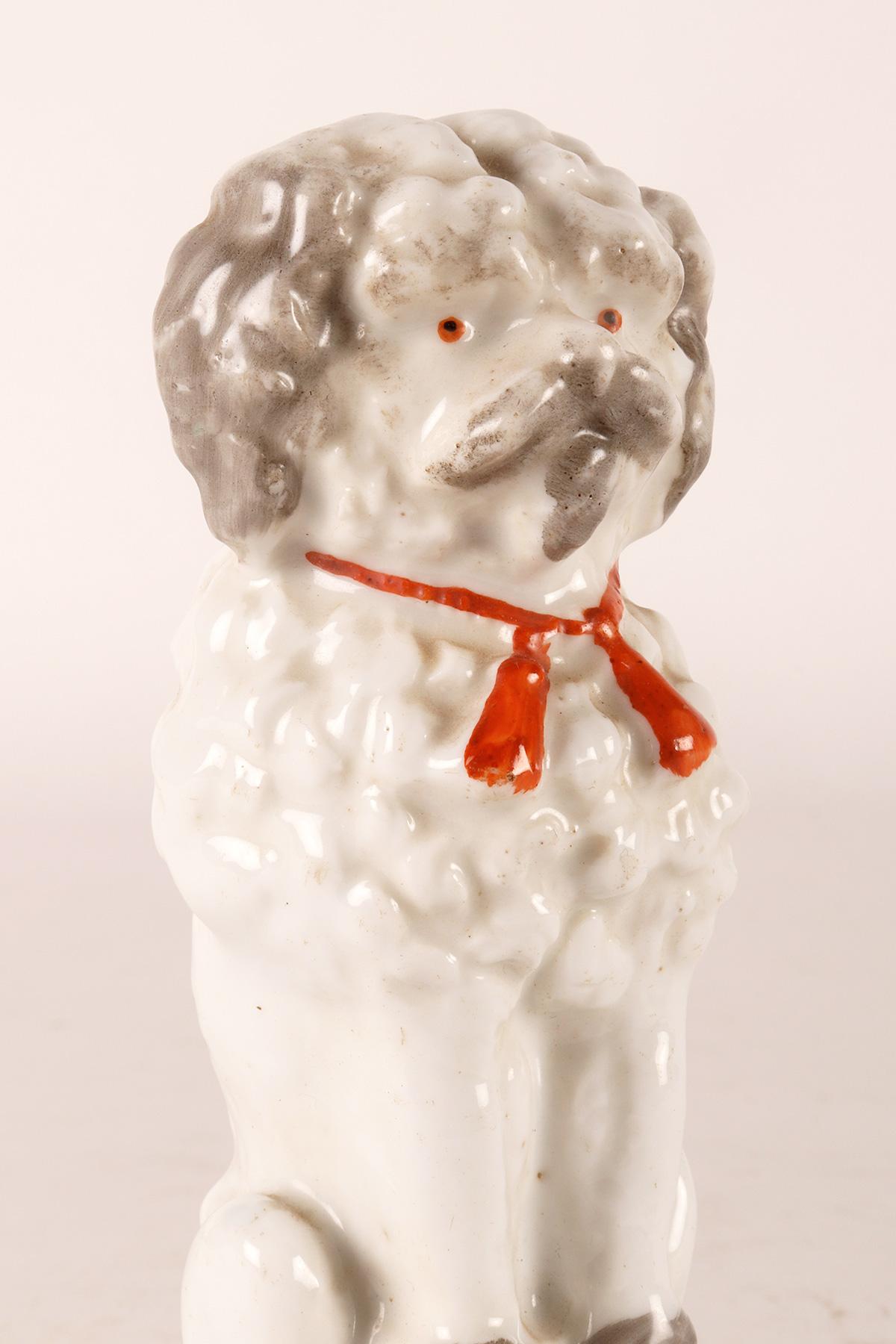 Porzellanskulptur eines Pudelhundes, England 1900.  im Angebot 3
