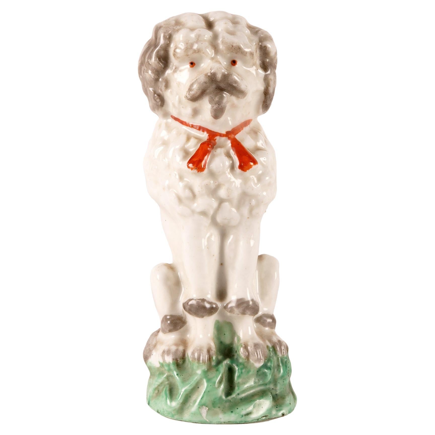 Porzellanskulptur eines Pudelhundes, England 1900.  im Angebot