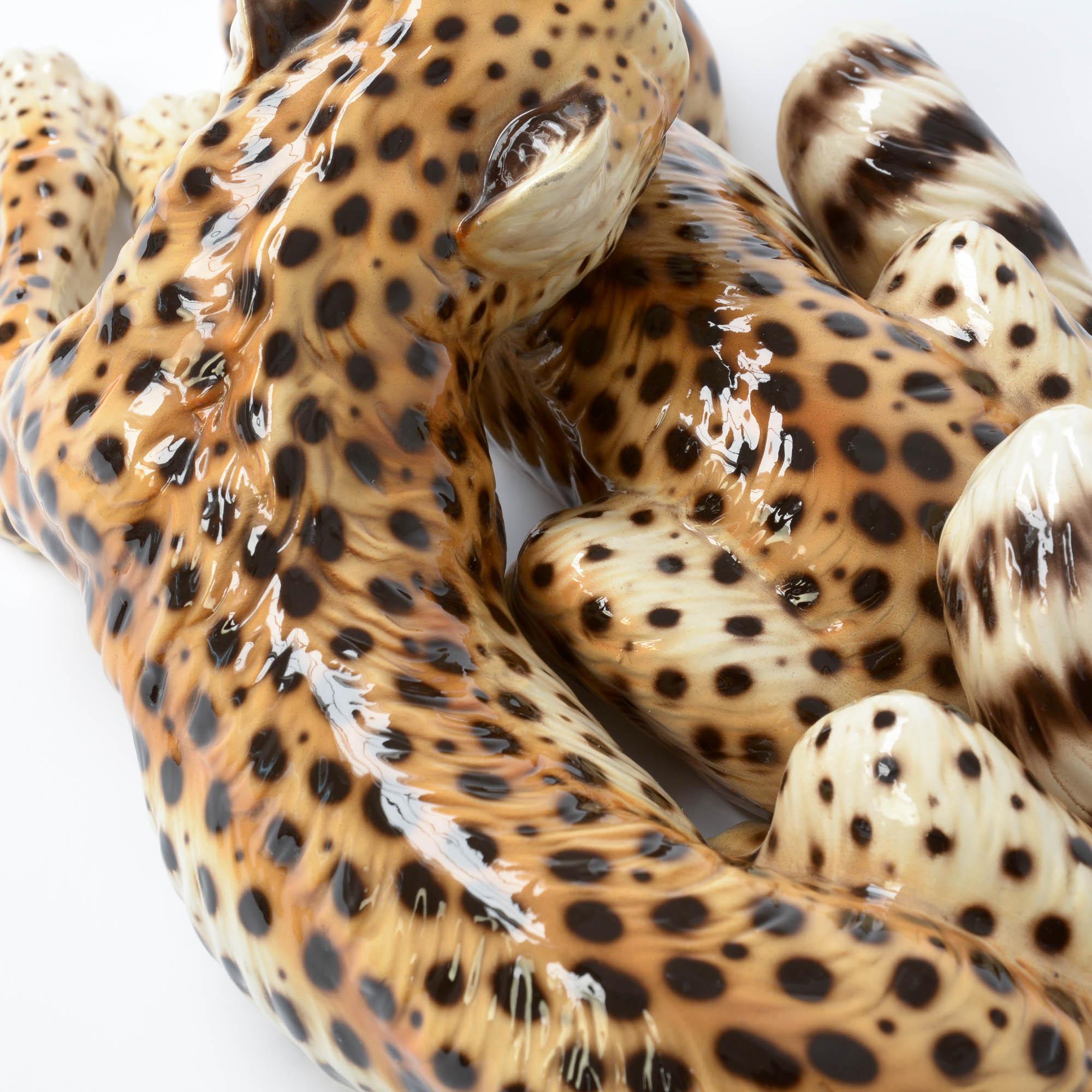 Porzellanskulptur eines liegenden Geparden von Ronzan:: Italien (Handbemalt)