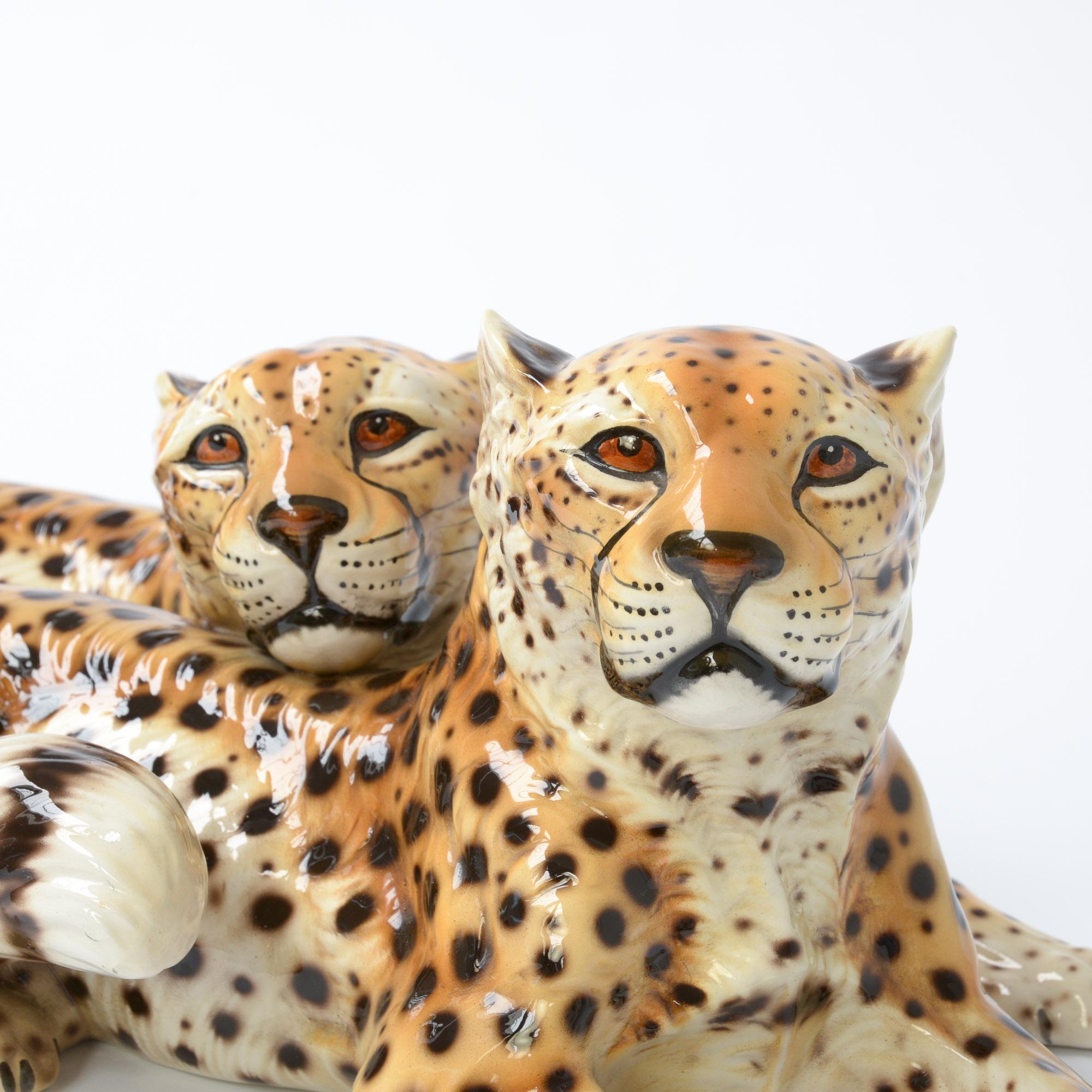 Milieu du XXe siècle Sculpture en porcelaine de guépards couchés par Ronzan:: Italie