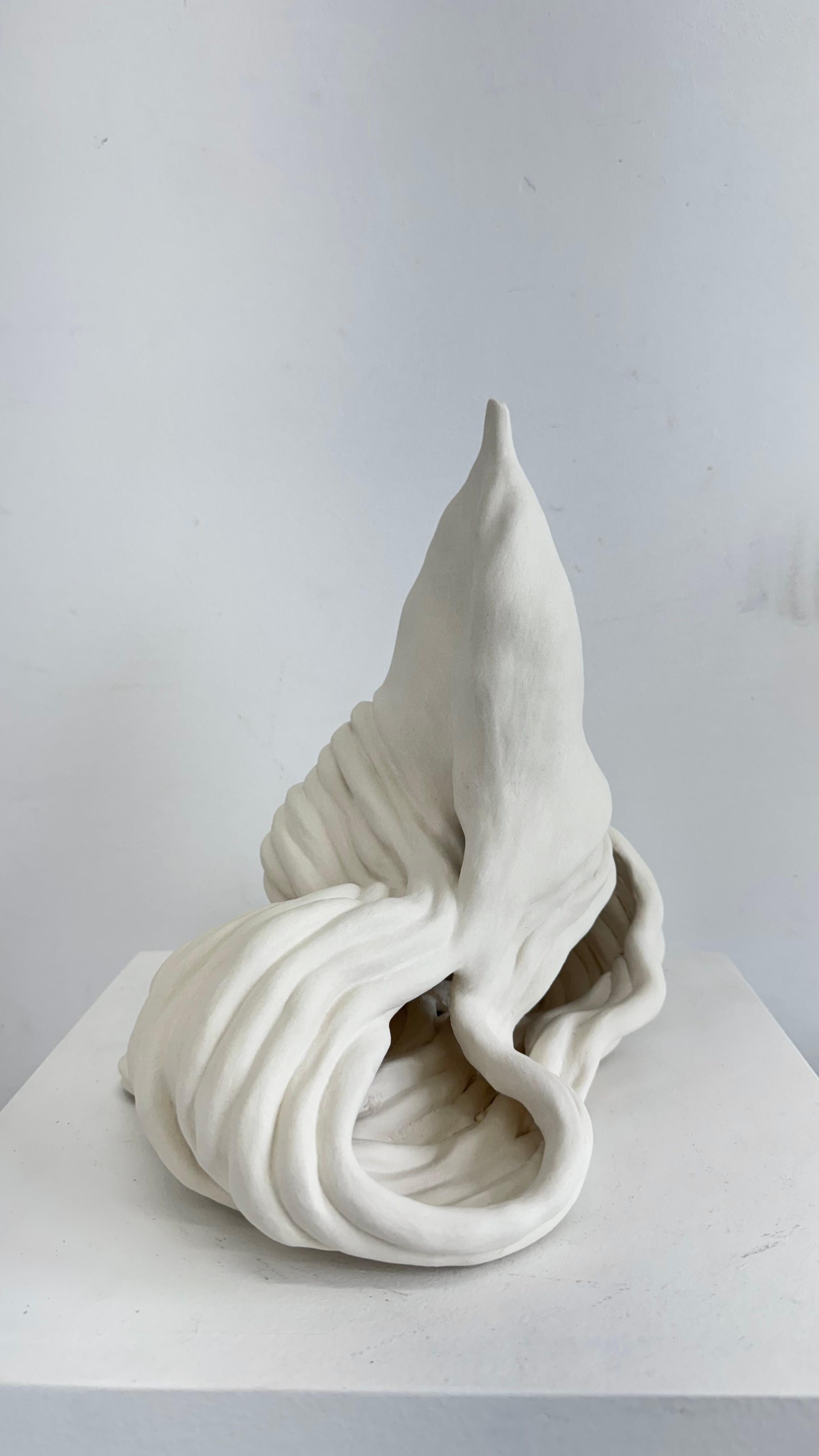 Scultura in porcellana - Parla un'altra lingua e questo mi piace molto. in vendita 2