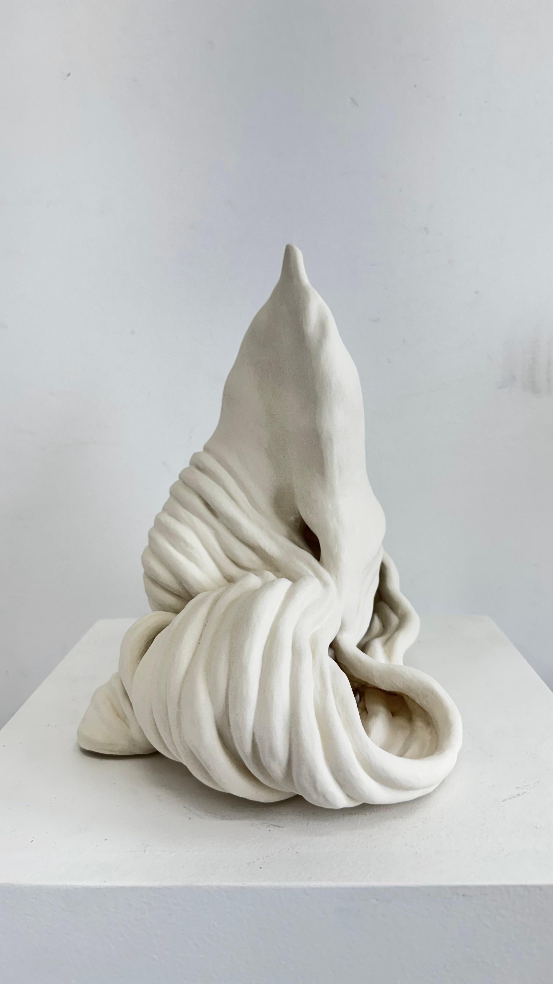 Scultura in porcellana - Parla un'altra lingua e questo mi piace molto. in vendita 1