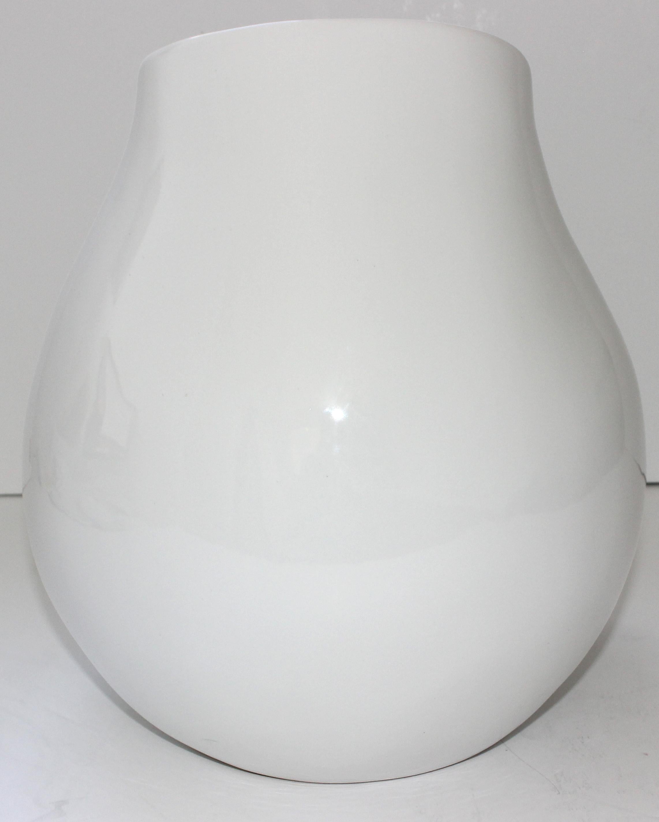 Porcelain Seashell Vase In Good Condition For Sale In West Palm Beach, FL