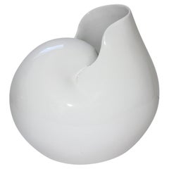 Vase en porcelaine avec coquillages