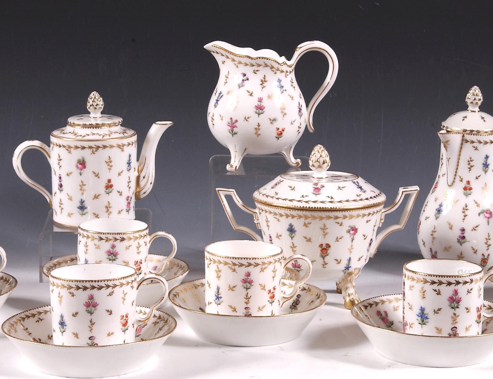 Hard porcelain service consisting of a teapot, a chocolate maker, a sugar bowl, a milk jug, six cups and saucers.

This rare service with its delicate decoration comes out of the ovens of the Clignancourt factory. Created following the discovery