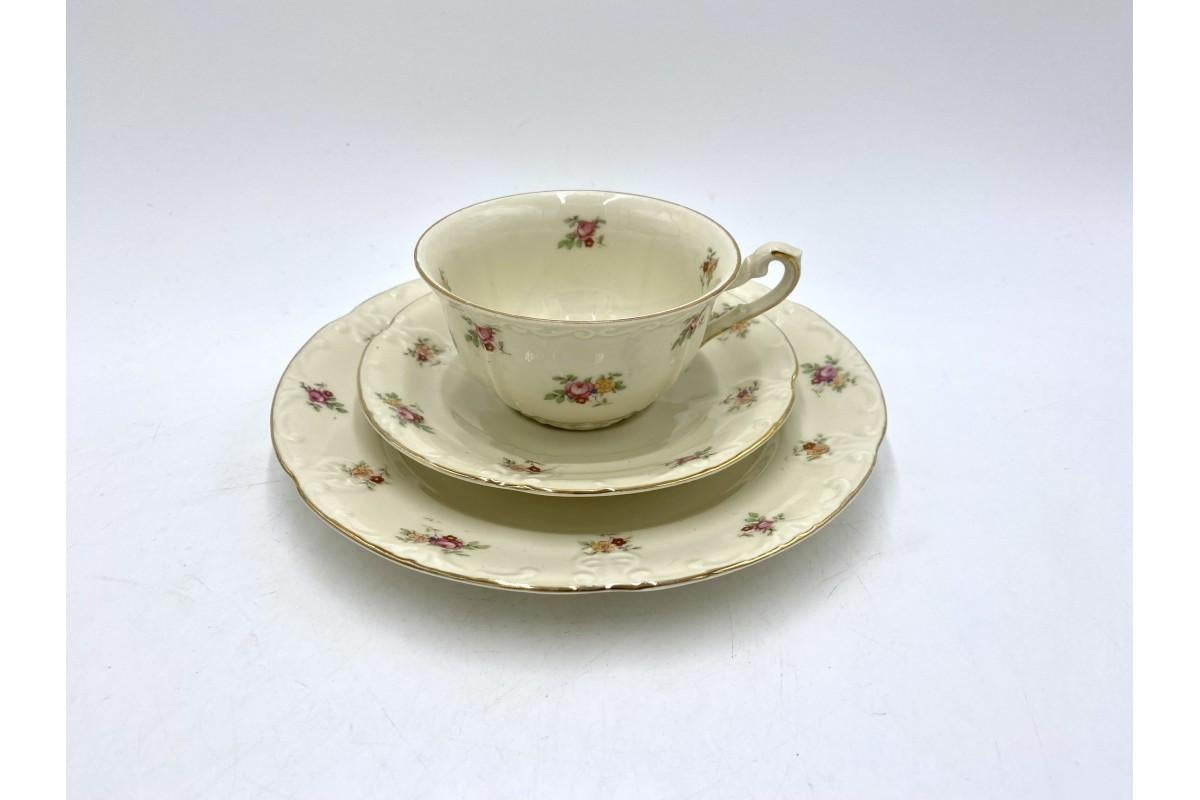 he porcelain breakfast set consists of a cup, saucer and a saucer.

Ecru set with delicate flowers. Signed.

Great gift idea.

Plate 19 cm

Saucer 14cm

A cup, height 4.5cm, width 9.5cm