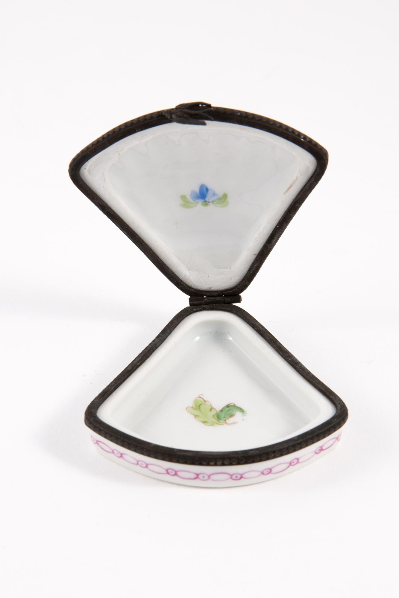 Porcelain Shell Medicine Box In Good Condition For Sale In Paris, FR