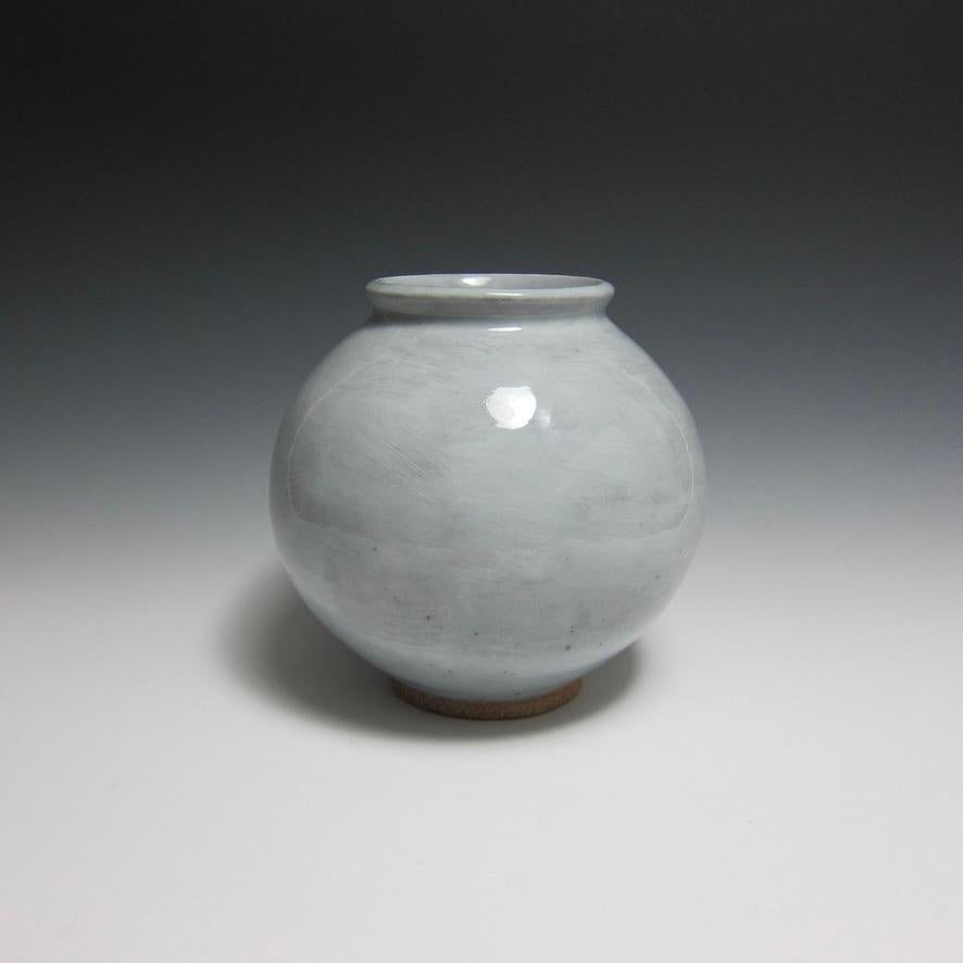 Porcelain Slipped Moon Jar by Jason Fox.

A Southern Californian for over half his life, Contemporary Ceramic Artist Jason Fox draws upon his classical education in Architecture and Art History as well as his love of surfing and the ocean. He works