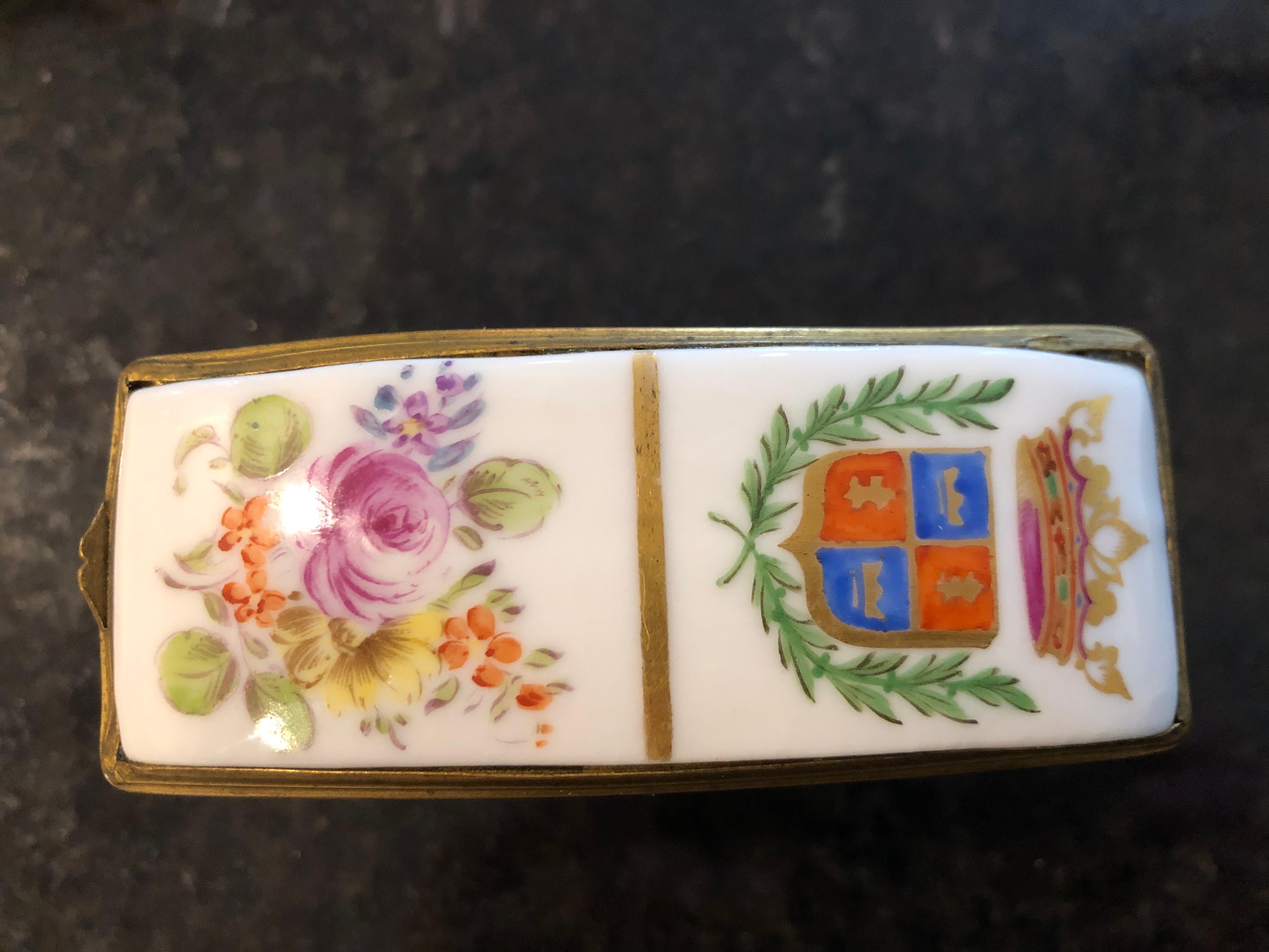 Pretty little snuff box with hand painted flower and armorial decor, made by Samson, Paris, circa 1950. The snuff box is made in the style of the German porcelain manufacturer Meissen. Edme Samson’s porcelain manufacturing company was established