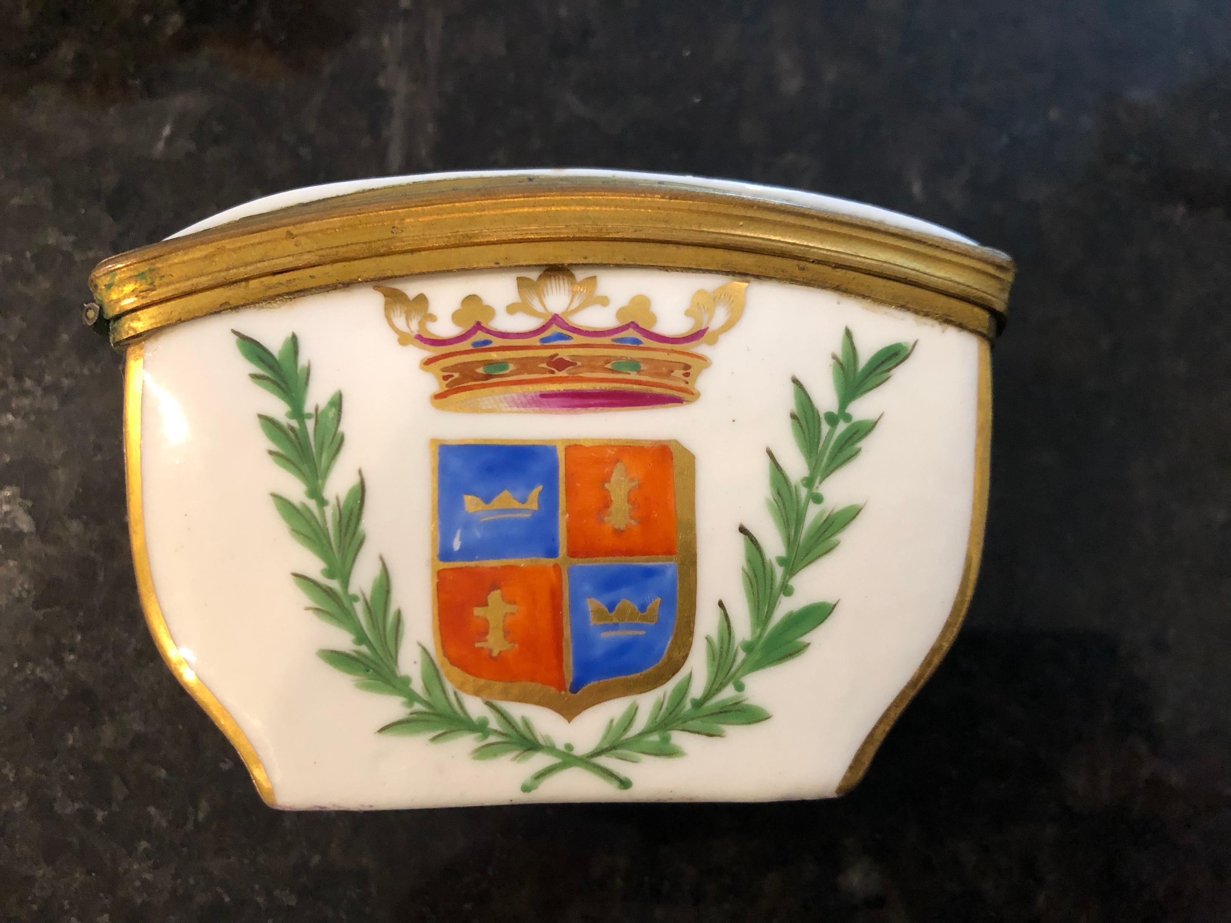 Porcelain Snuff Box, Samson, Paris, circa 1950 In Good Condition For Sale In Belmont, MA