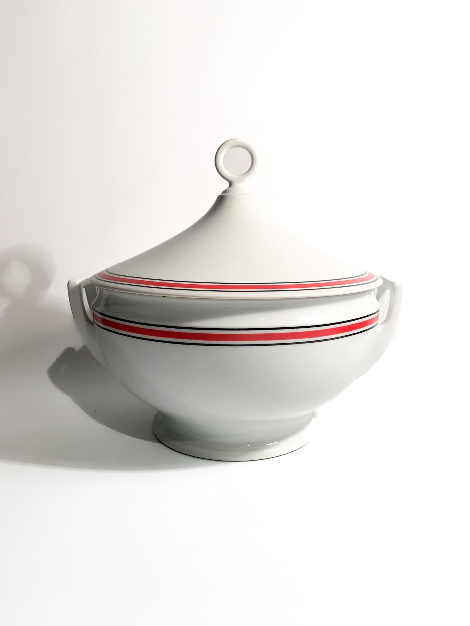 Porcelain soup tureen by Richard Ginori, Impero model designed by Gio Ponti and made in 1976

Ø cm 24 Ø cm 28 h cm 25

Company of Lombard origin founded in 1896 when the Marquis Carlo Ginori, passionate about white gold, arrived in Doccia to build a