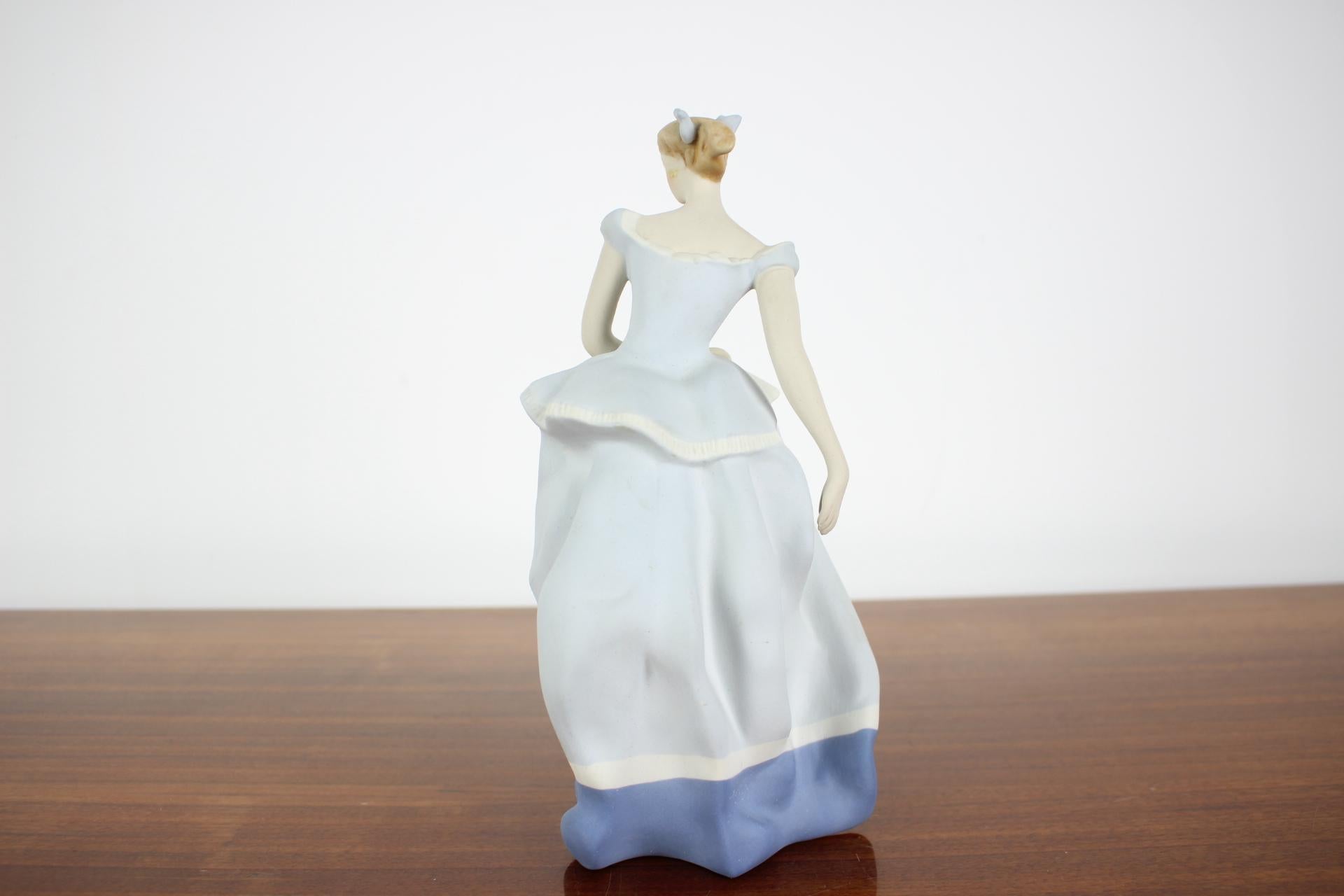 Porcelain Statue of a Woman, Royal Dux, 1960s In Good Condition For Sale In Praha, CZ