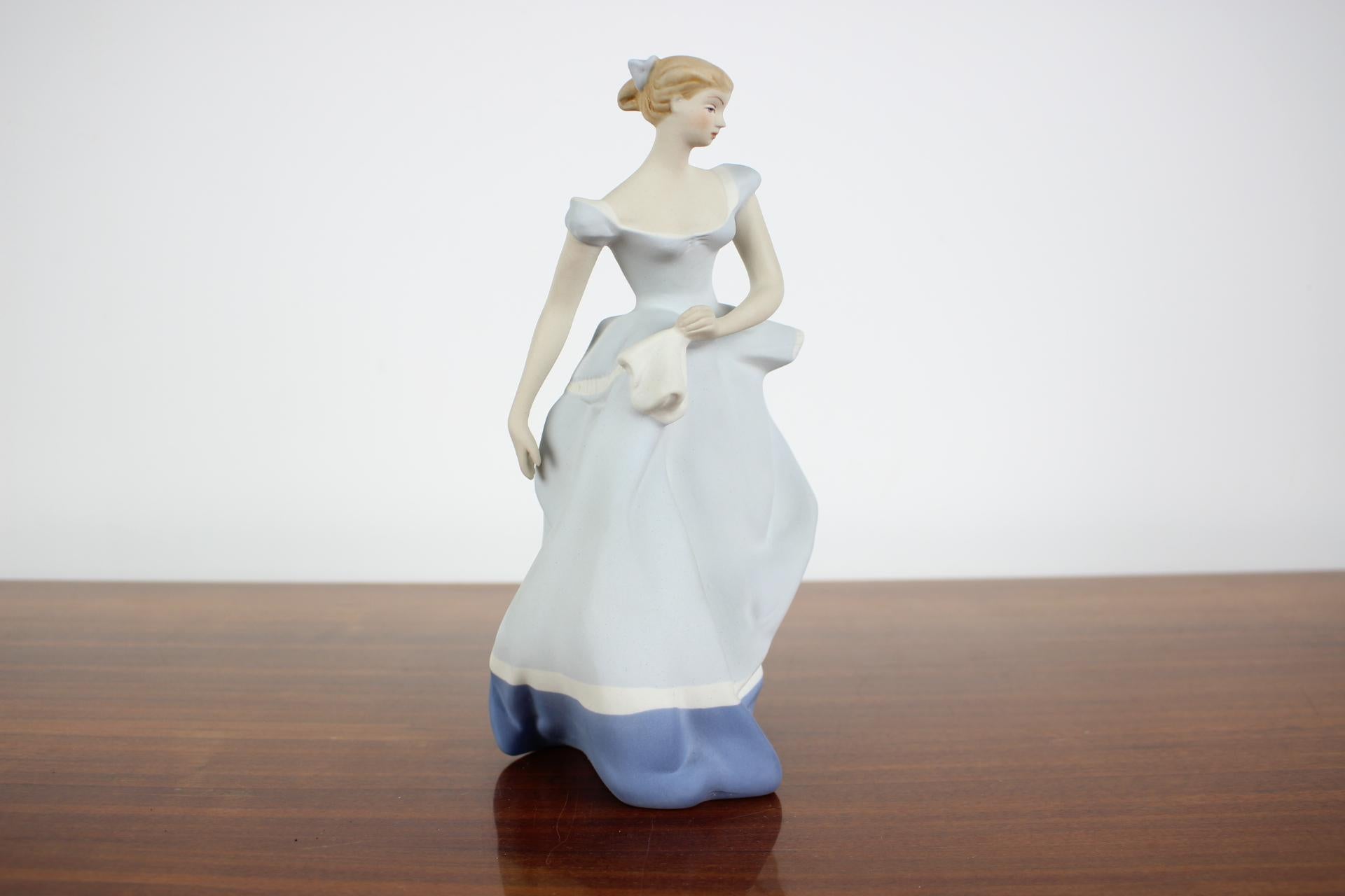 Porcelain Statue of a Woman, Royal Dux, 1960s For Sale 1