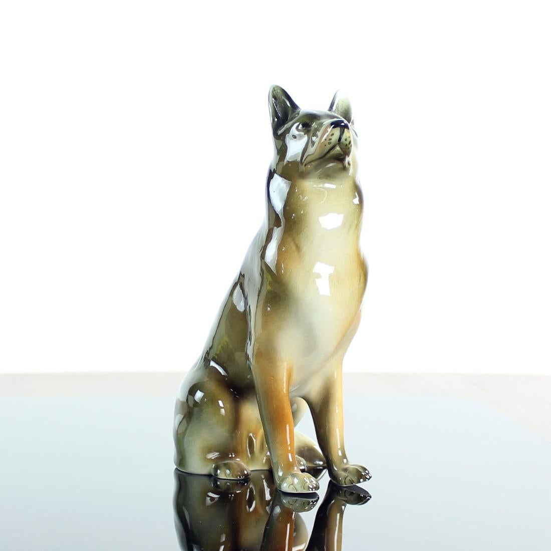 Schönes Stück einer Hundestatue, die einen Deutschen Schäferhund darstellt. Die Statue wurde in den 1960er Jahren von der Firma Royal Dux in der Tschechoslowakei hergestellt, einem der führenden Porzellanfigurenhersteller jener Zeit. Der Deutsche