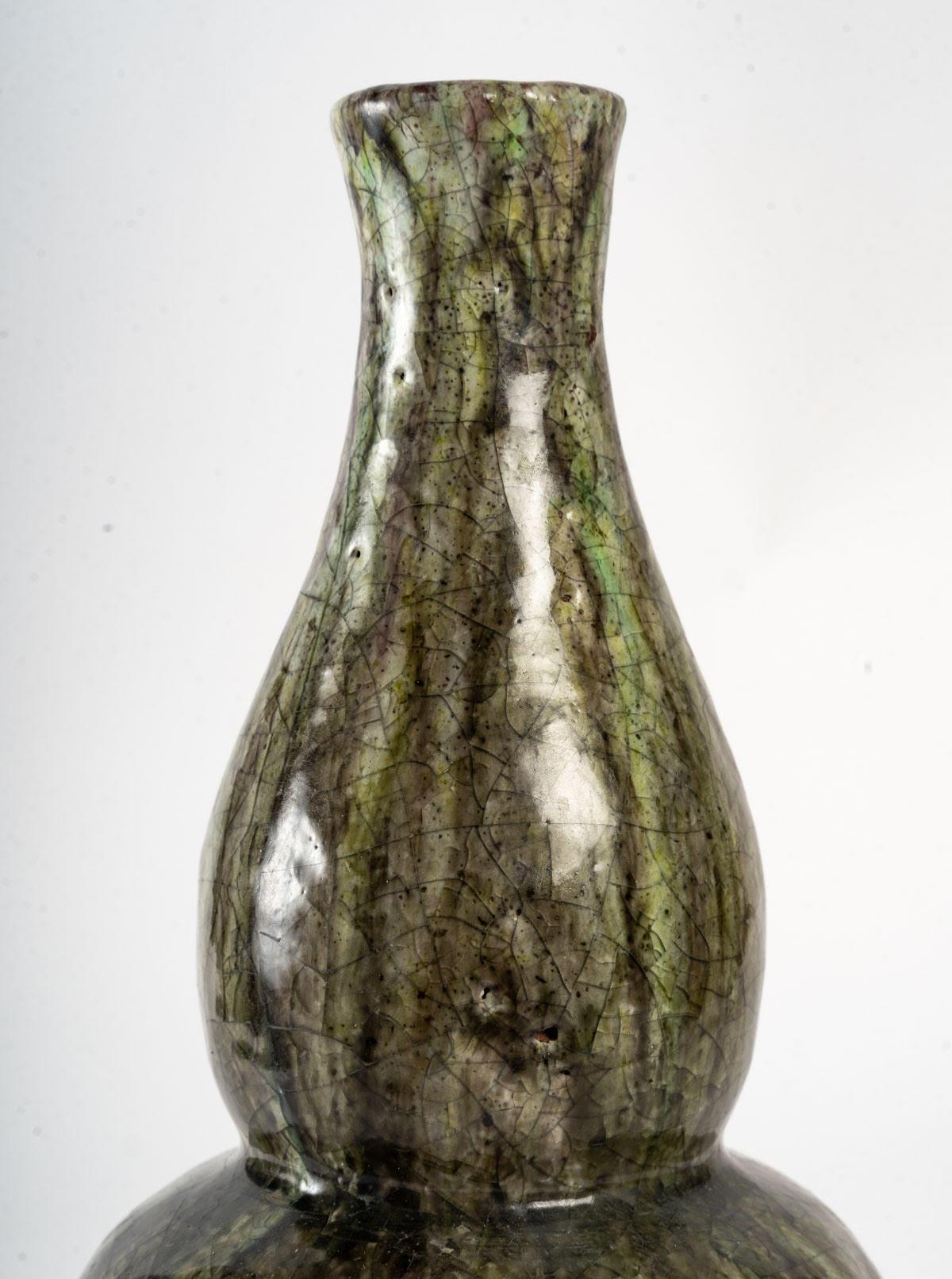 Porcelain stoneware vase in the shape of a double gourd.
Very nice aubergine and green shaded enamel.
China, Republic period. No damage. 
Measures: H: 30 cm, D: 12 cm.