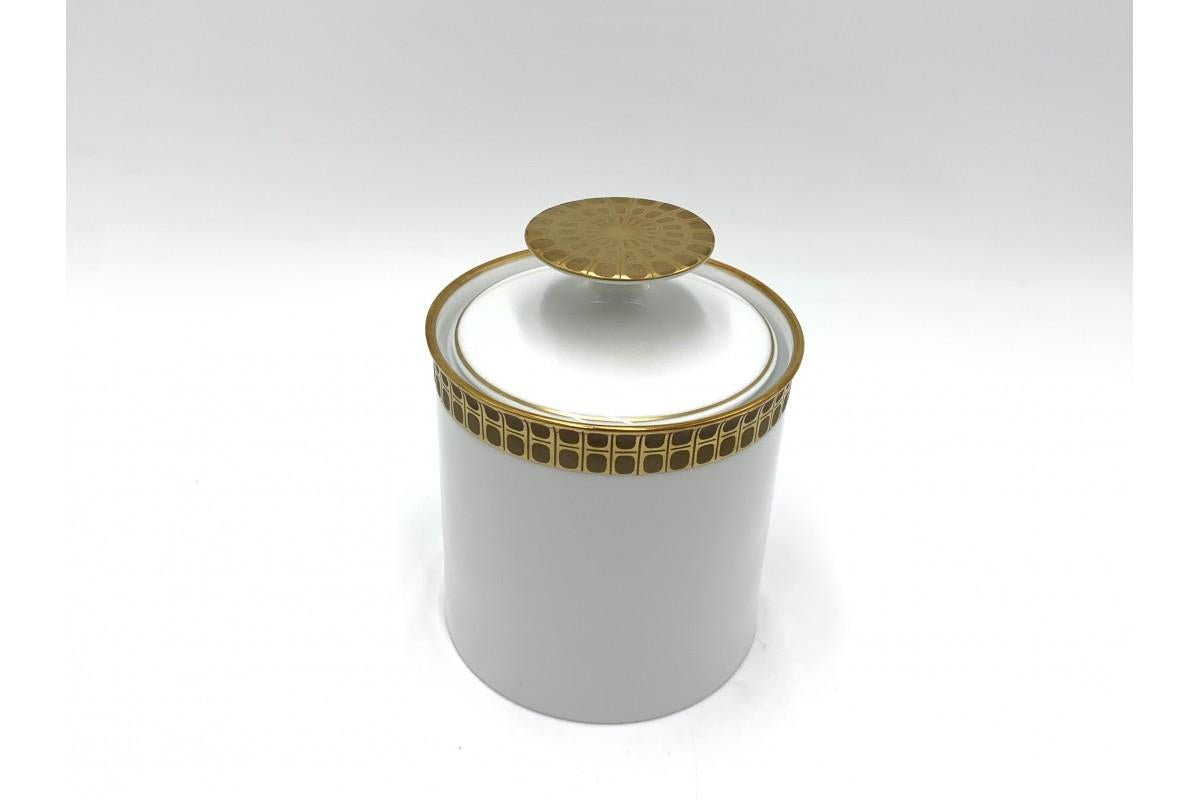 Gold-plated large sugar bowl / container in white.

Made in Germany by Thomas Rosenthal in the 1960s / 1970s.

Very good condition, no damage.

Measures: height: 13cm diameter: 10cm.