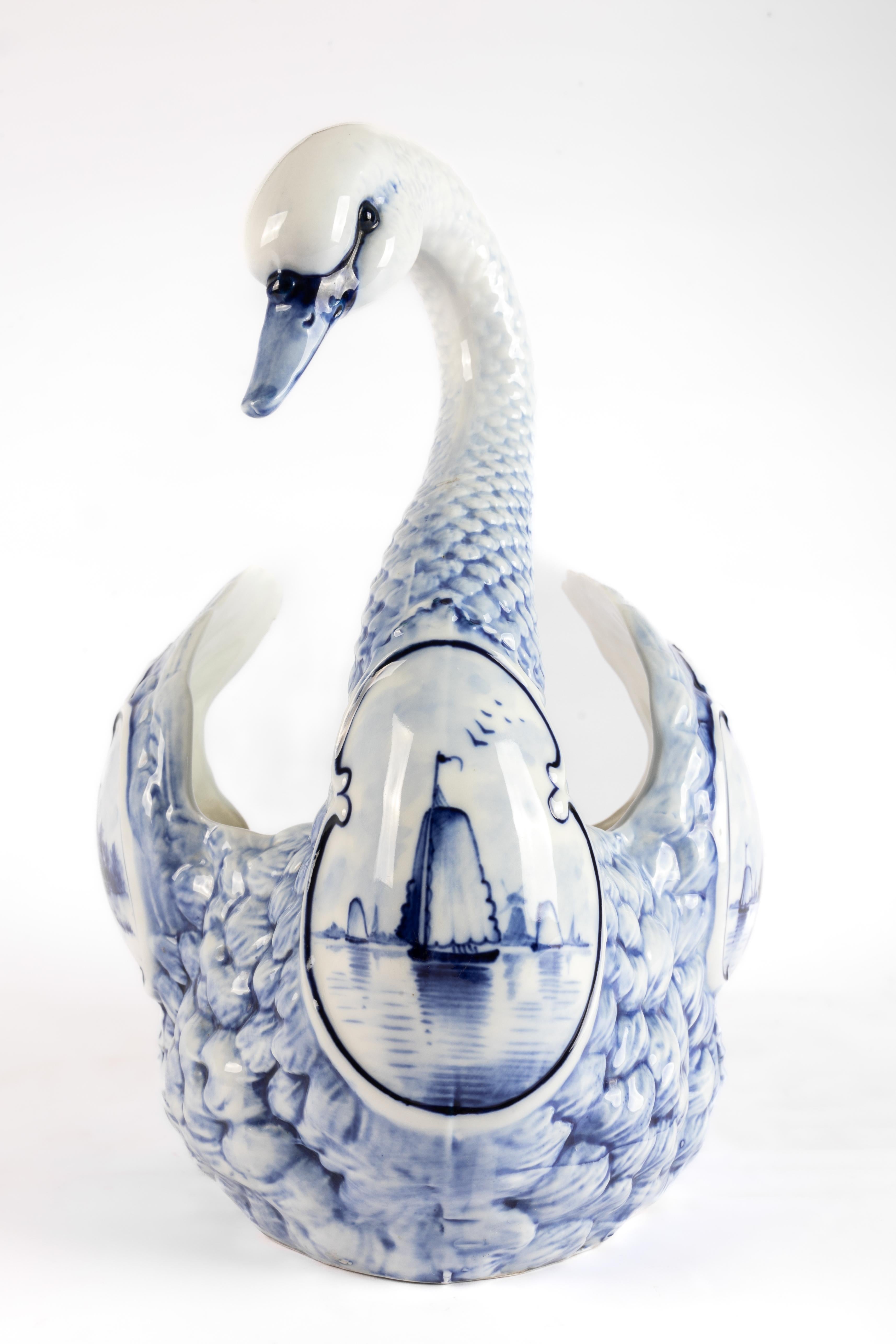Jardinière en porcelaine au cygne de Rauenstein Thüringen en bleu de Delft en vente 2