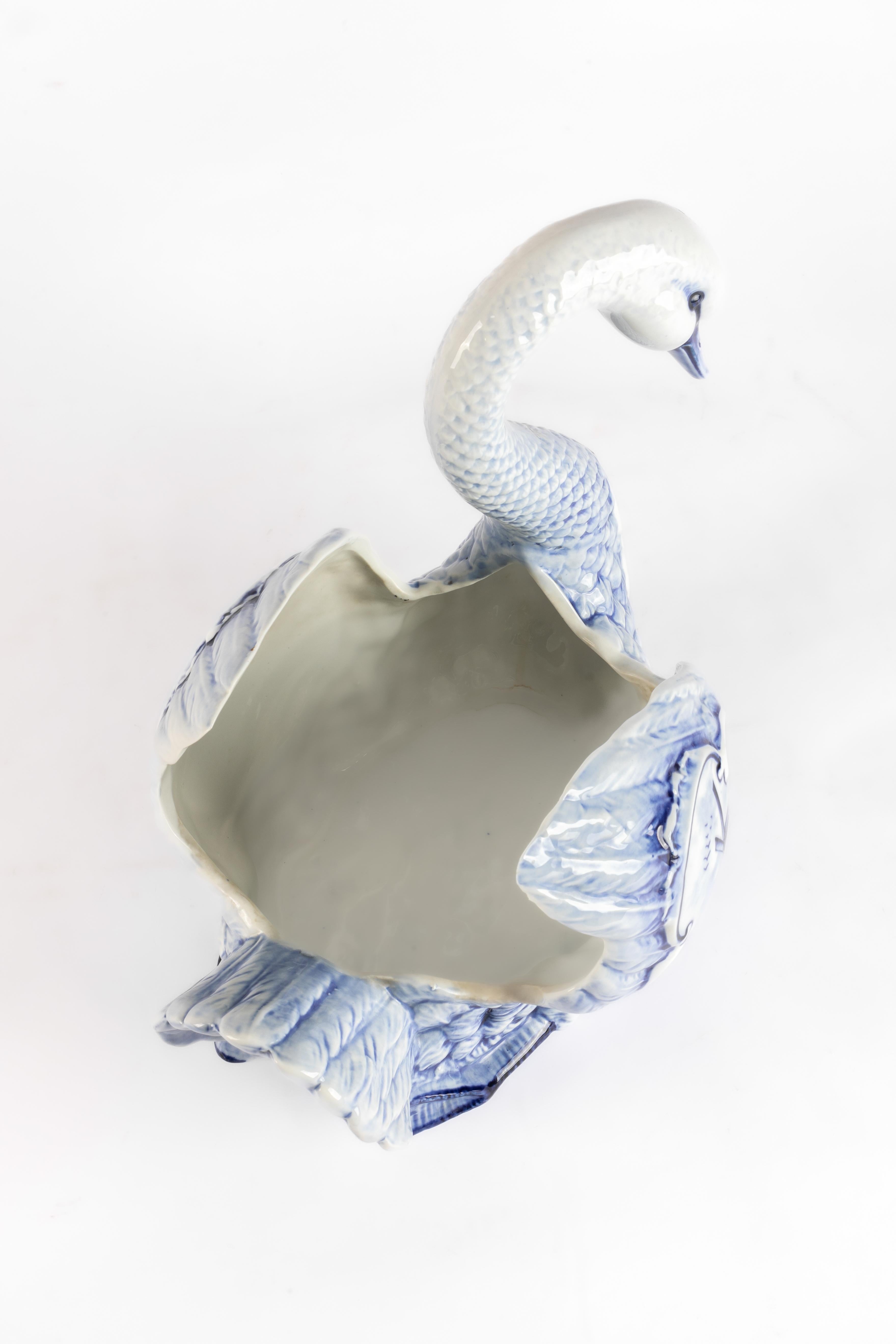 Jardinière en porcelaine au cygne de Rauenstein Thüringen en bleu de Delft en vente 7